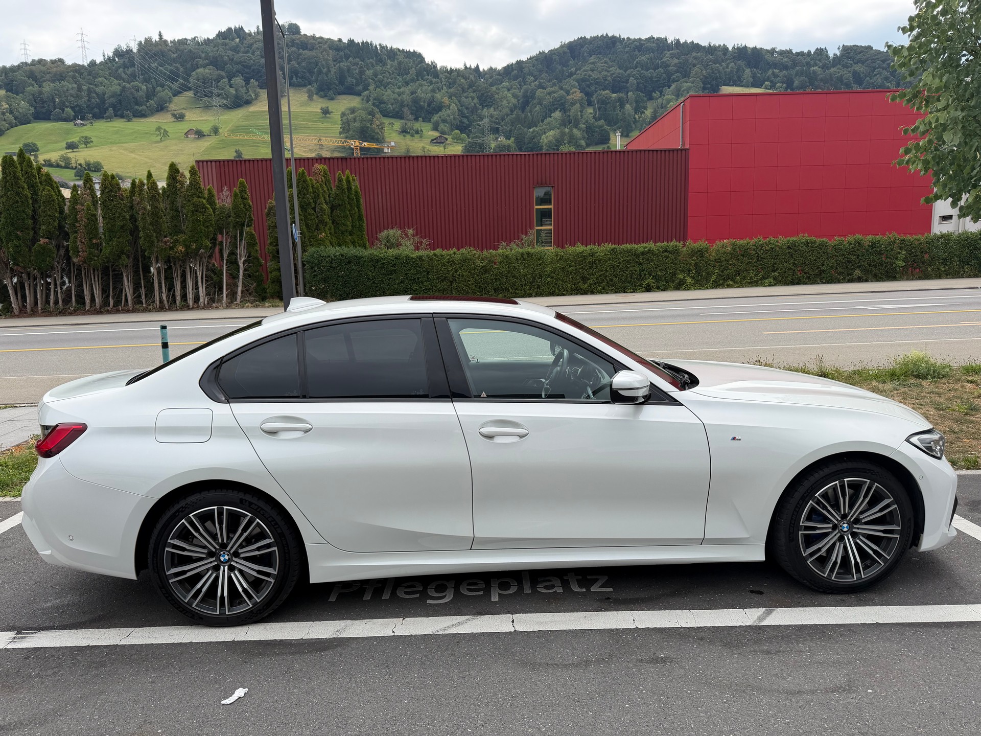 BMW 330e-image-2