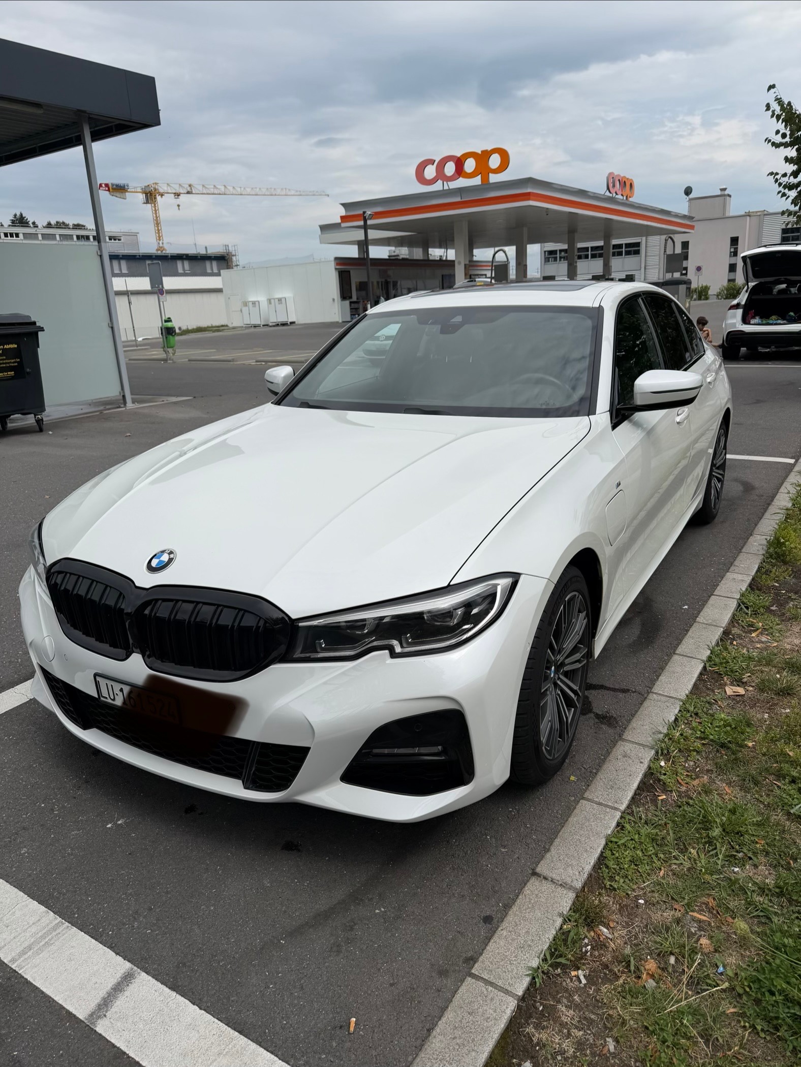 BMW 330e-image-1