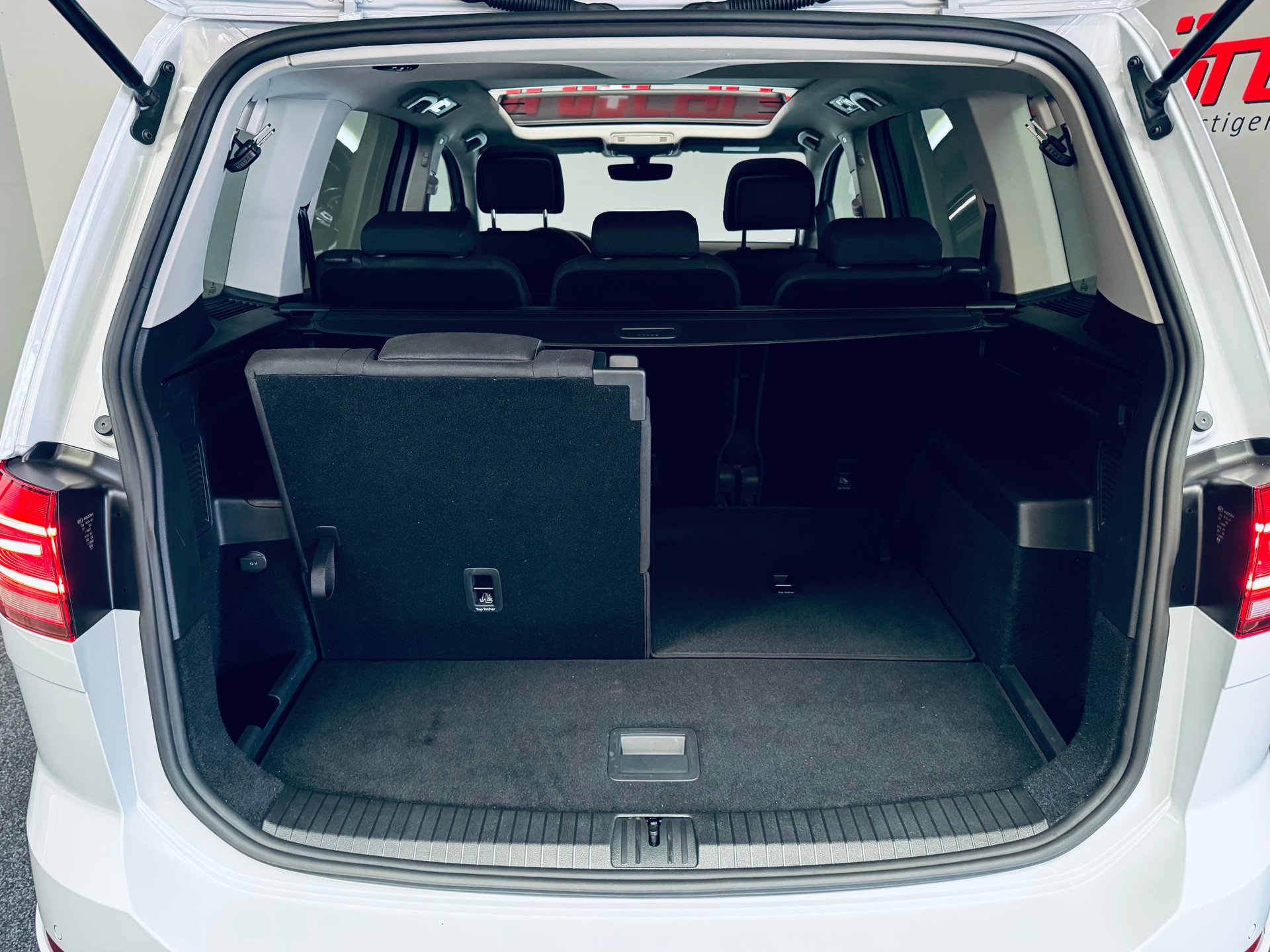 VW Touran 1.4 TSI BlueMotion Technology R-Line DSG-image-14