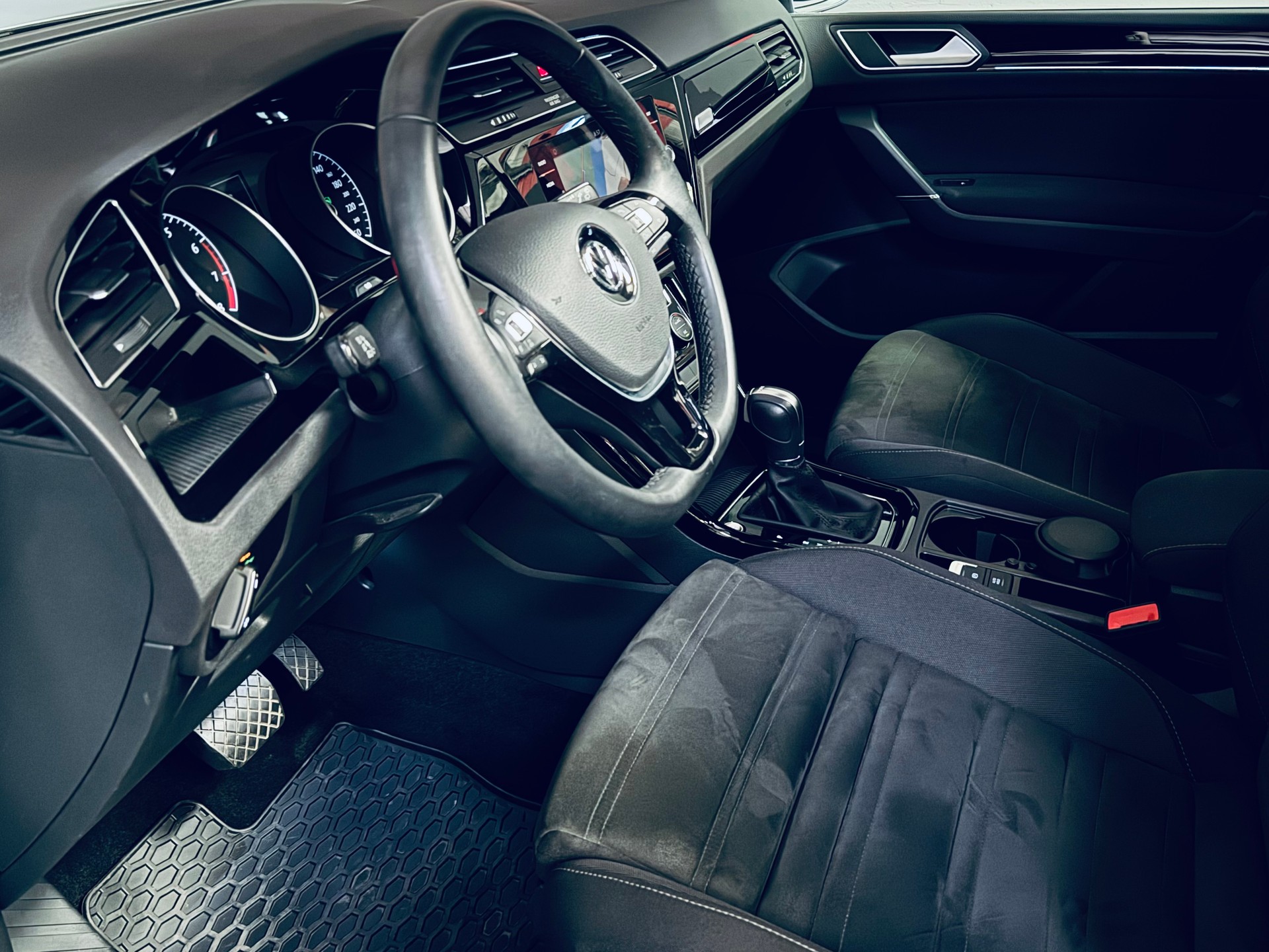 VW Touran 1.4 TSI BlueMotion Technology R-Line DSG-image-16