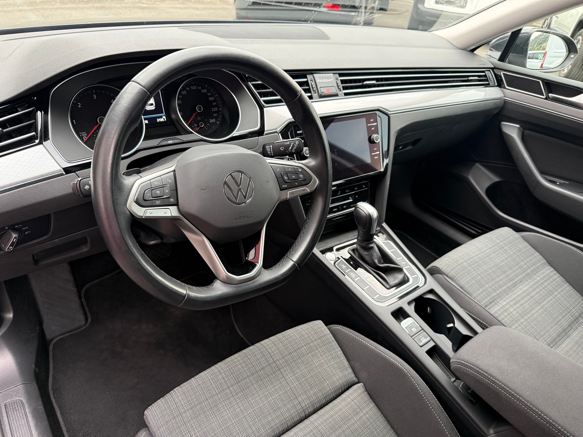 VW Passat Variant 2.0 TDI Business DSG-image-4
