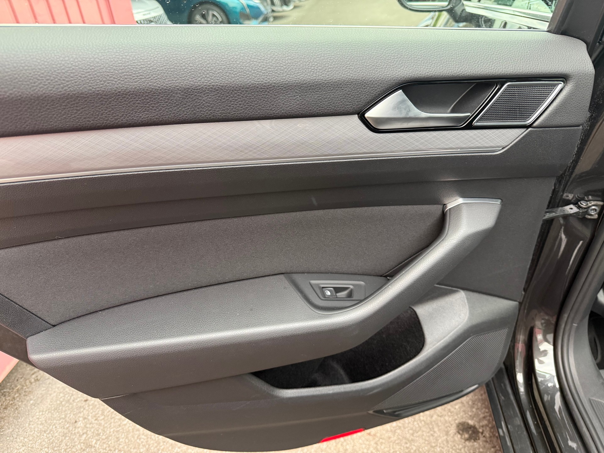 VW Passat Variant 2.0 TDI Business DSG-image-12