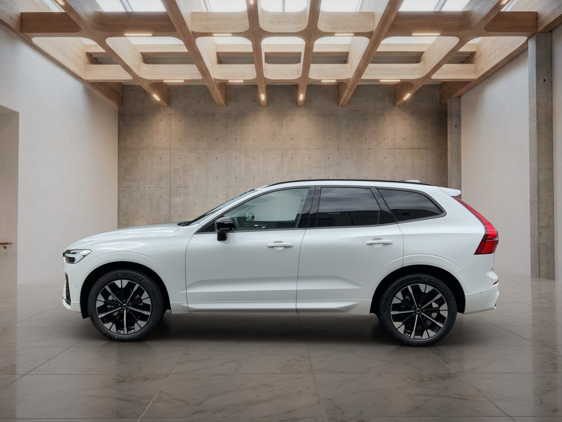 VOLVO XC60 2.0 B5 MH Plus Dark AWD-showroom-element-2