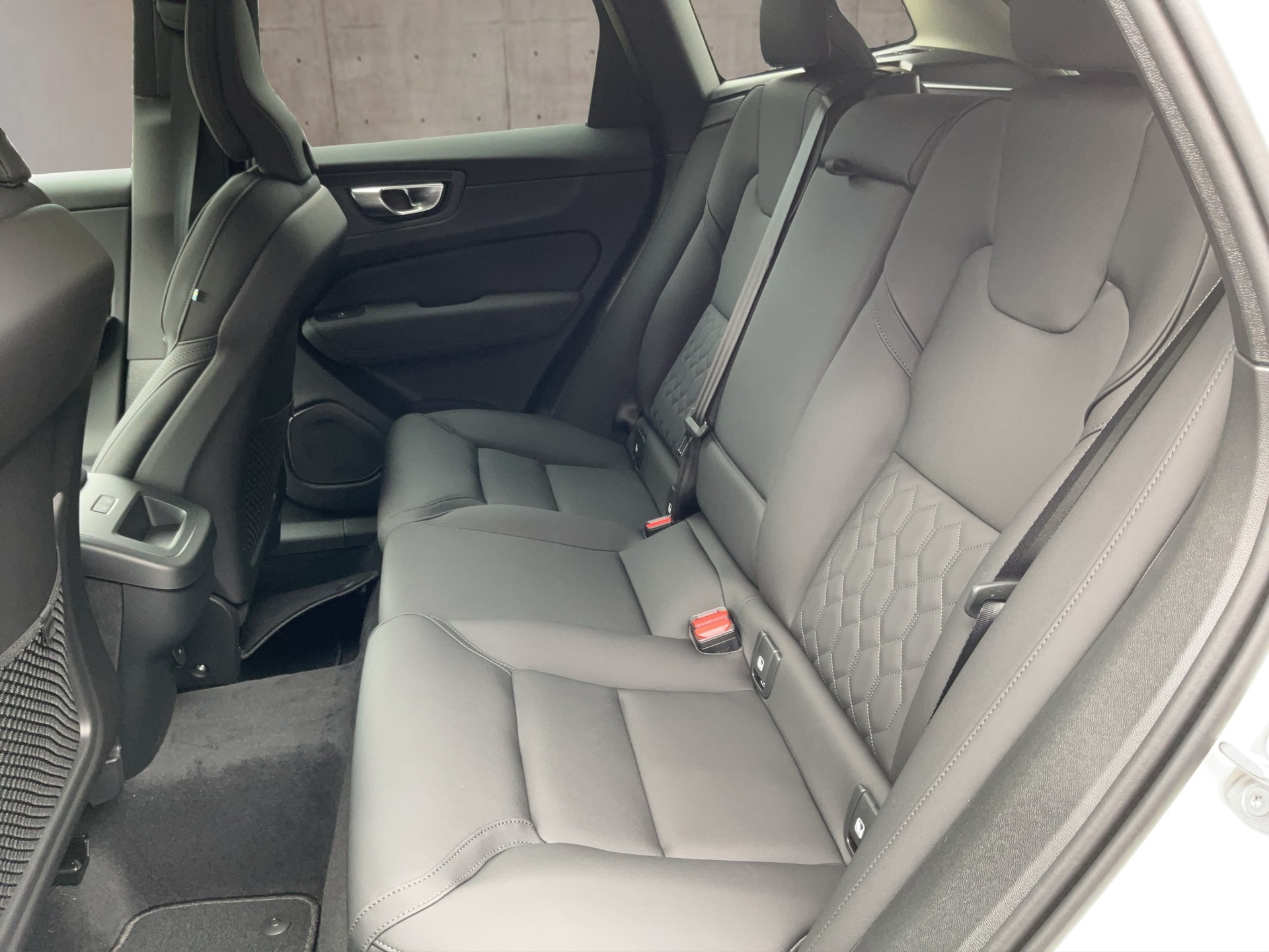 VOLVO XC60 2.0 B5 MH Plus Dark AWD-image-11
