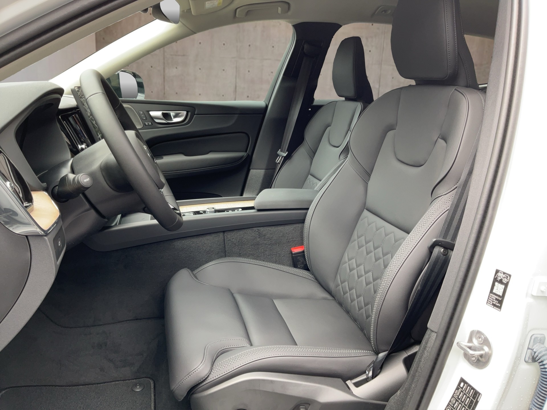 VOLVO XC60 2.0 B5 MH Plus Dark AWD-image-10