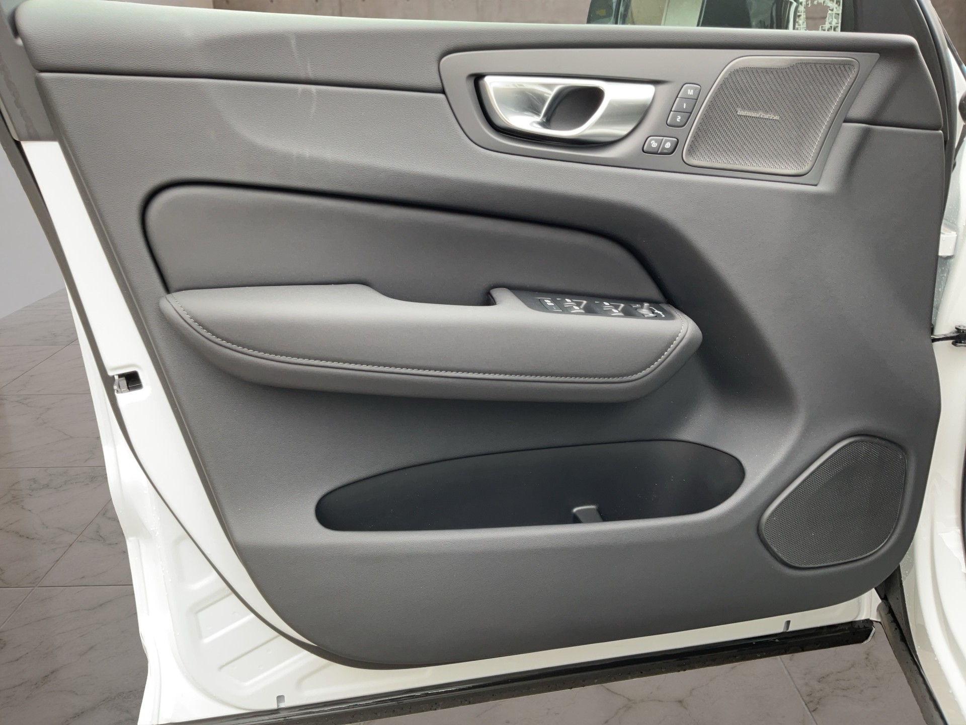 VOLVO XC60 2.0 B5 MH Plus Dark AWD-image-16