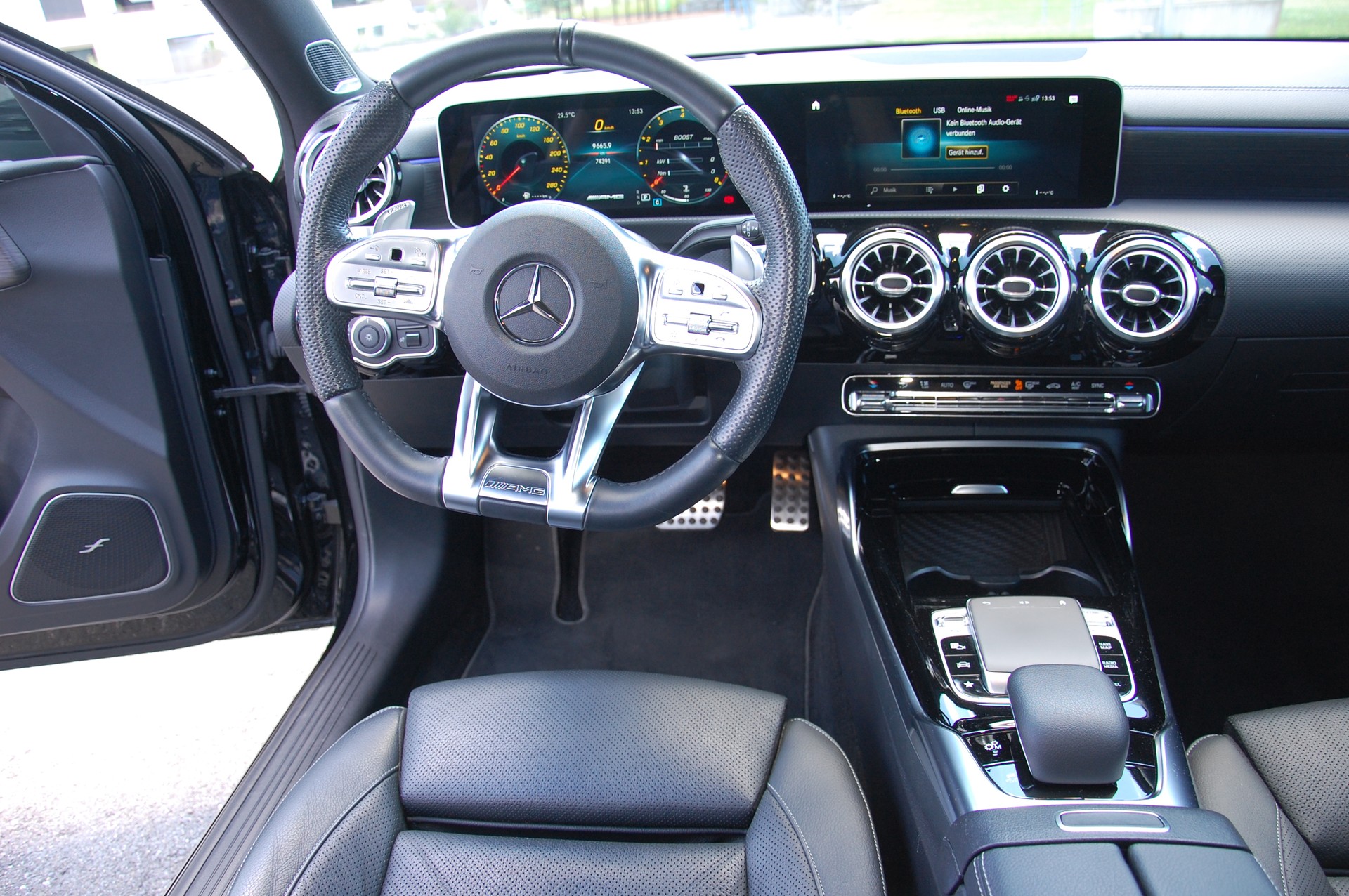 MERCEDES-BENZ A 35 AMG 4Matic Speedshift-image-14