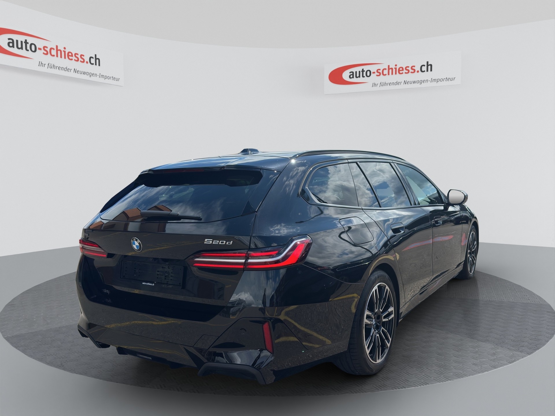 BMW 520d xDrive Touring M Sport Steptronic-image-11