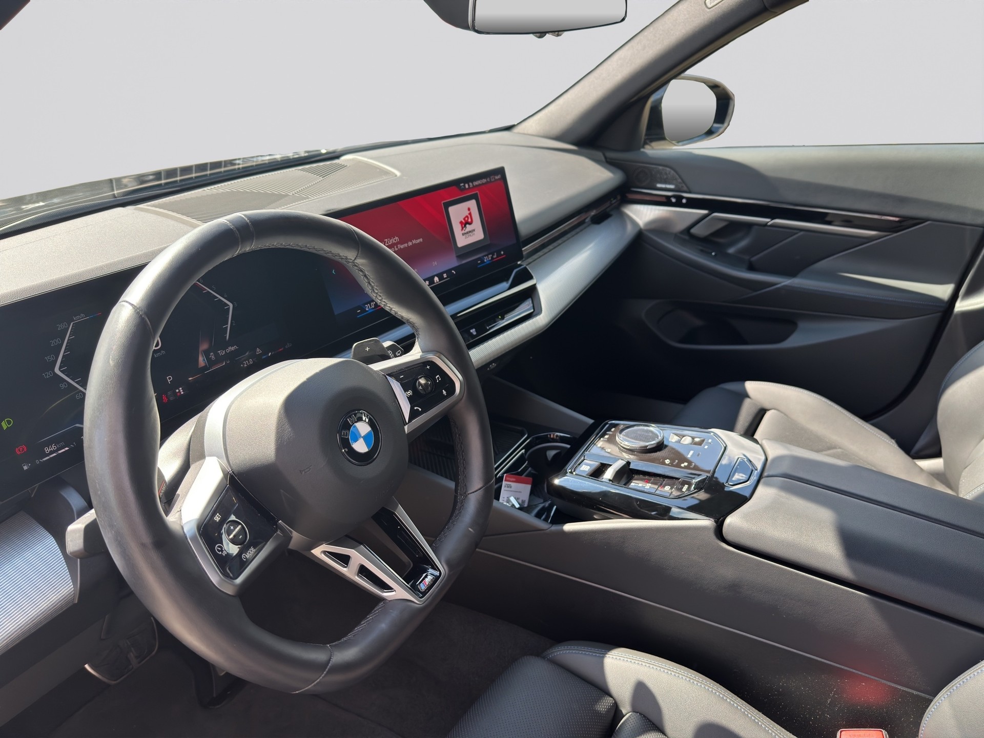 BMW 520d xDrive Touring M Sport Steptronic-image-12