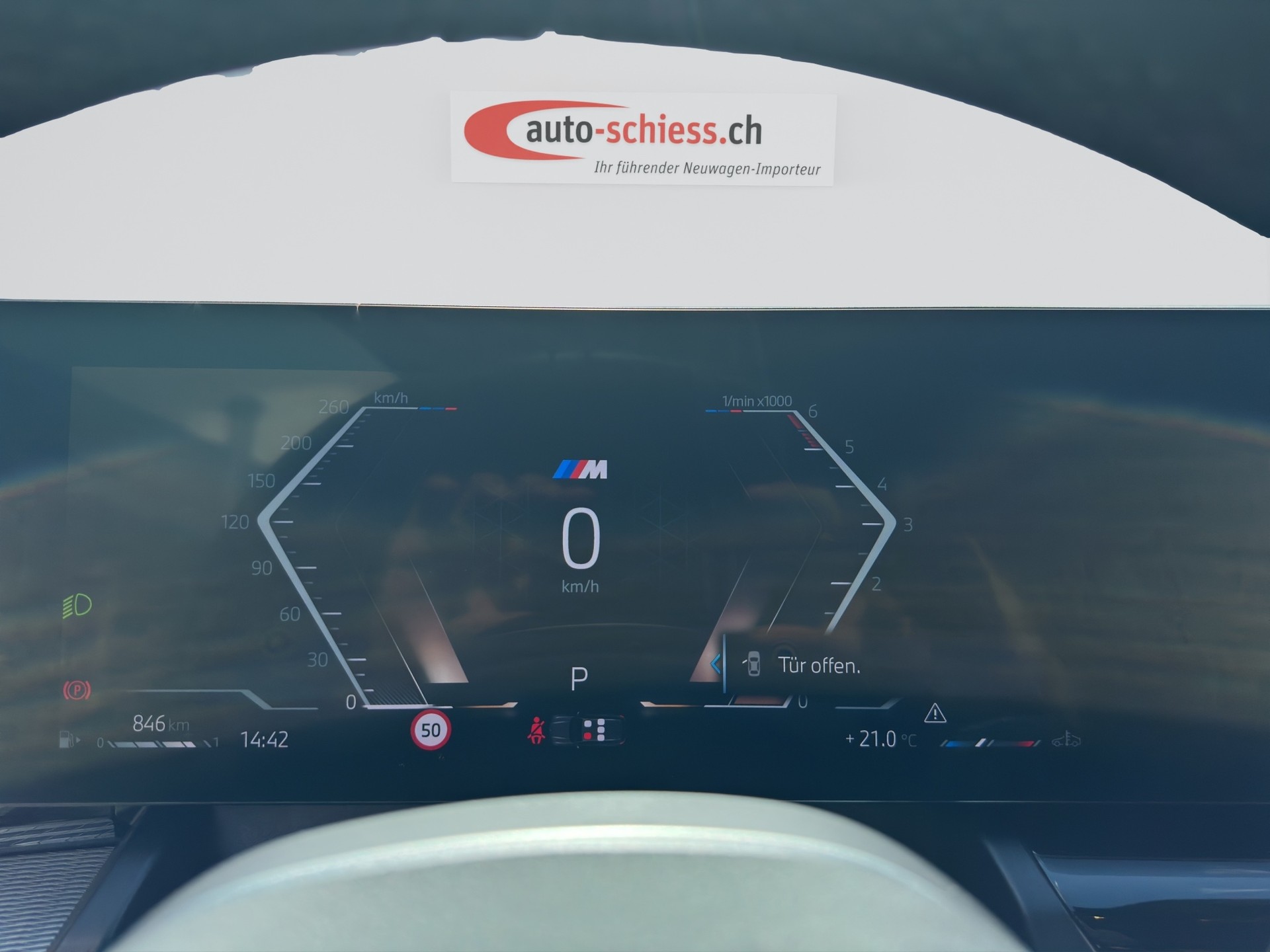 BMW 520d xDrive Touring M Sport Steptronic-showroom-element-1