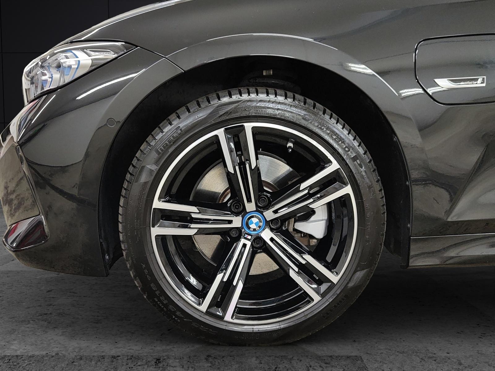 BMW 330e xDrive SAG Touring-image-8