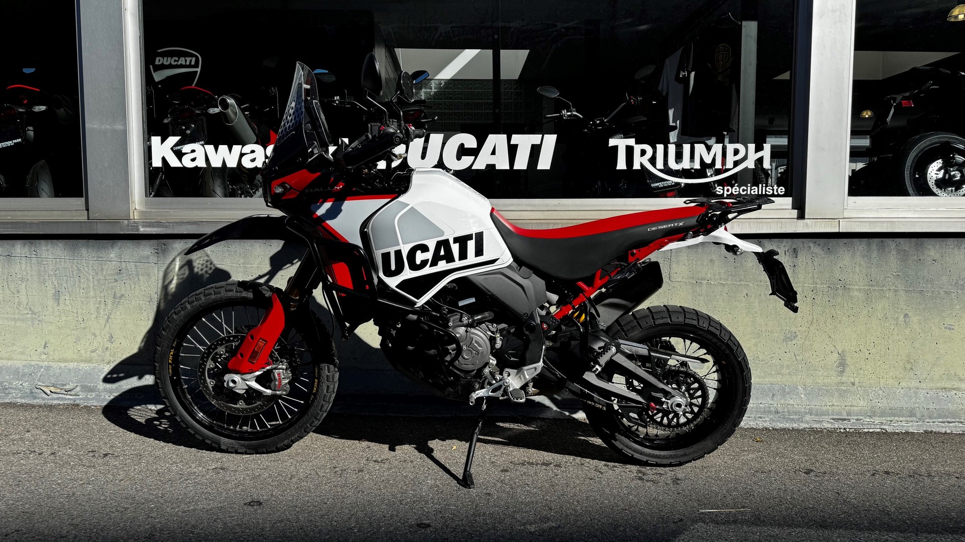 DUCATI Desert X Rally-showroom-element-1