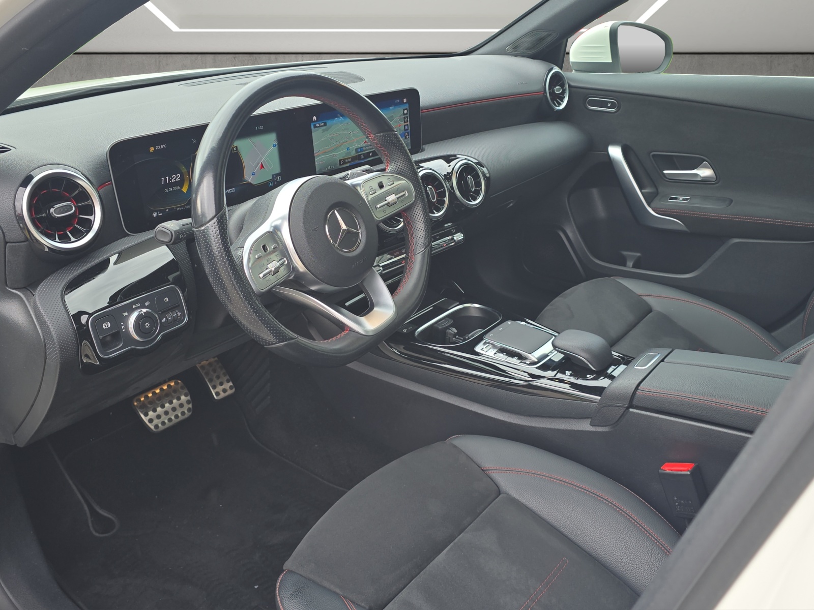 MERCEDES-BENZ A 35 AMG 4Matic Speedshift-image-9