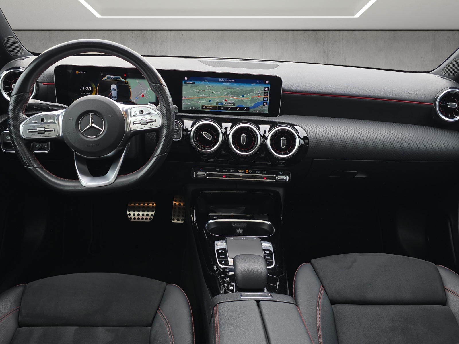 MERCEDES-BENZ A 35 AMG 4Matic Speedshift-image-8