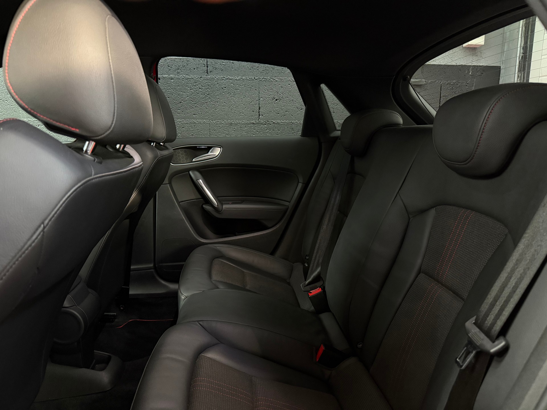AUDI S1 Sportback 2.0 TFSI quattro-image-10