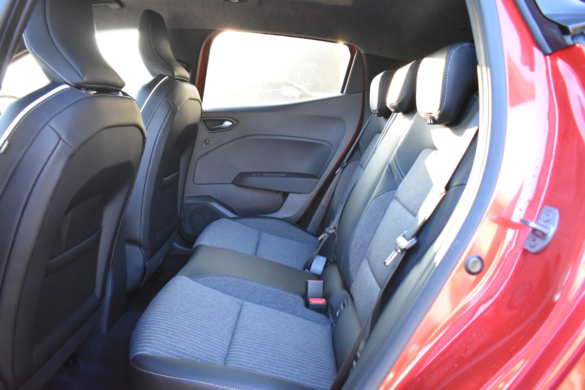 MITSUBISHI COLT 1.6 HEV Instyle-image-7
