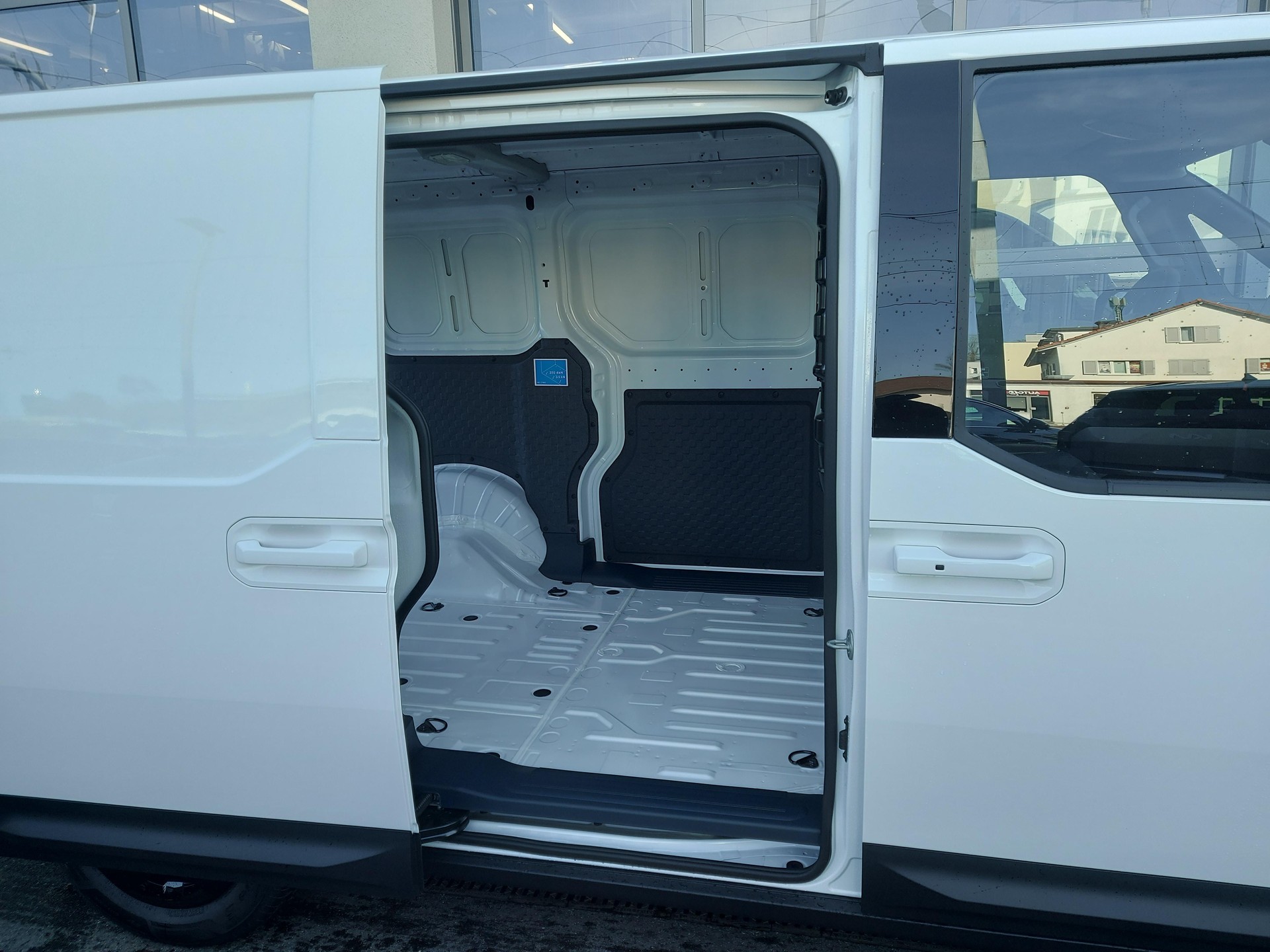 KIA PV5 Cargo 51.5 kWh Essential-image-7