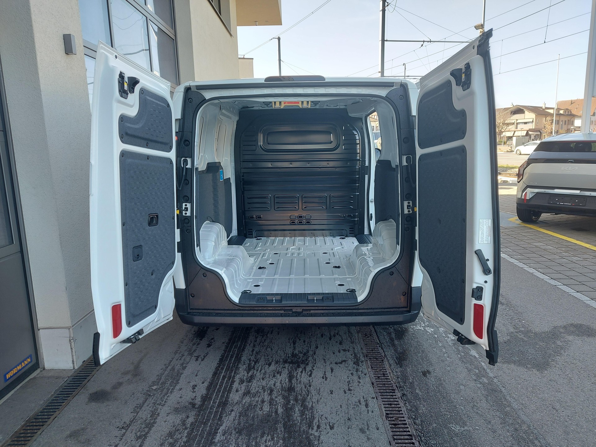 KIA PV5 Cargo 51.5 kWh Essential-image-9