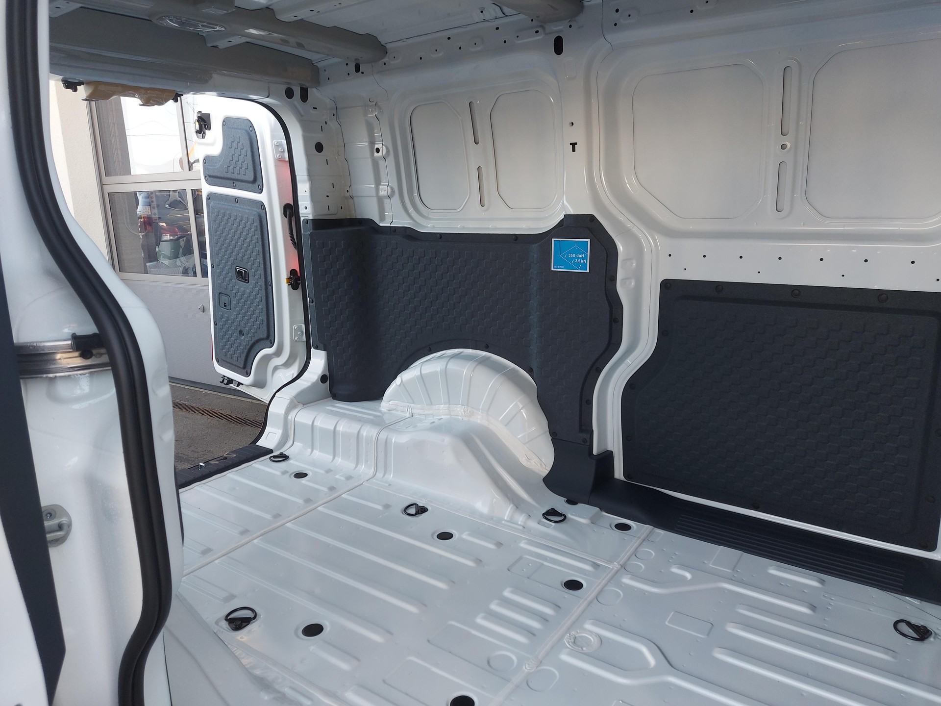KIA PV5 Cargo 51.5 kWh Essential-image-8