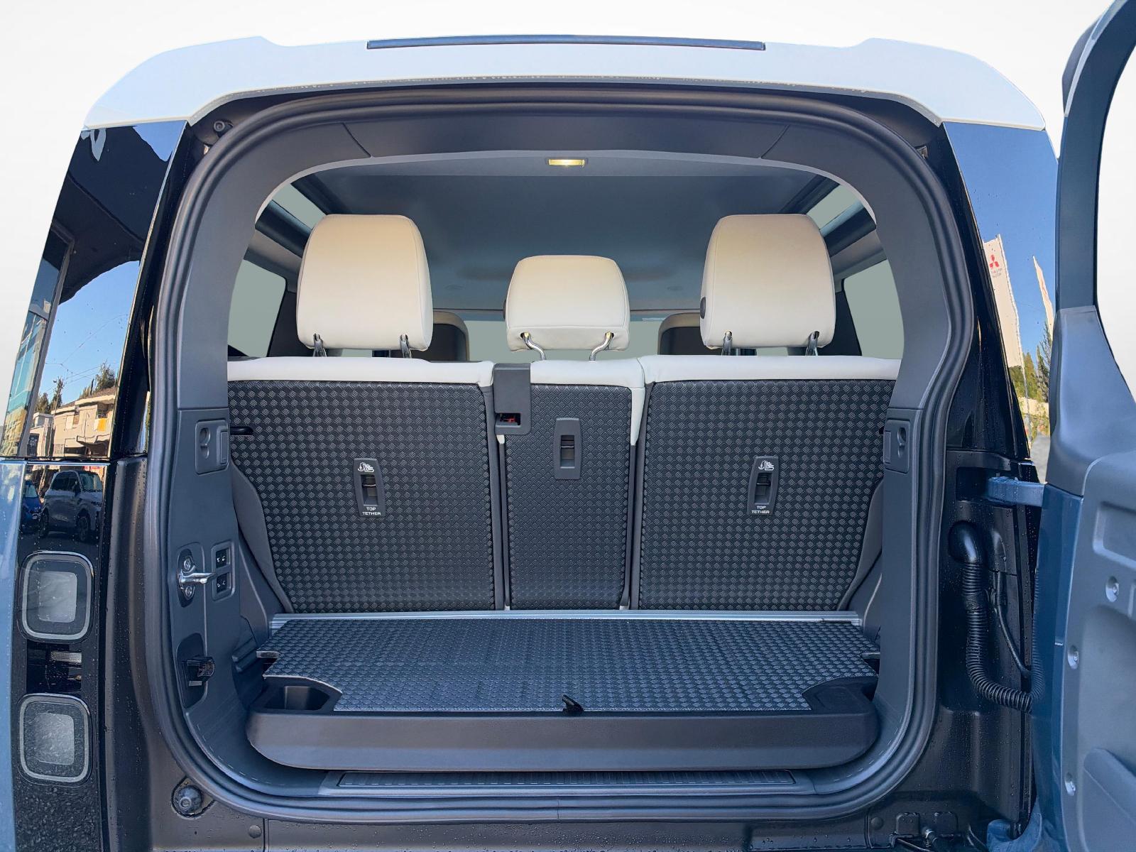 LAND ROVER Defender 90 3.0 D I6 250 X-Dynamic SE-image-11