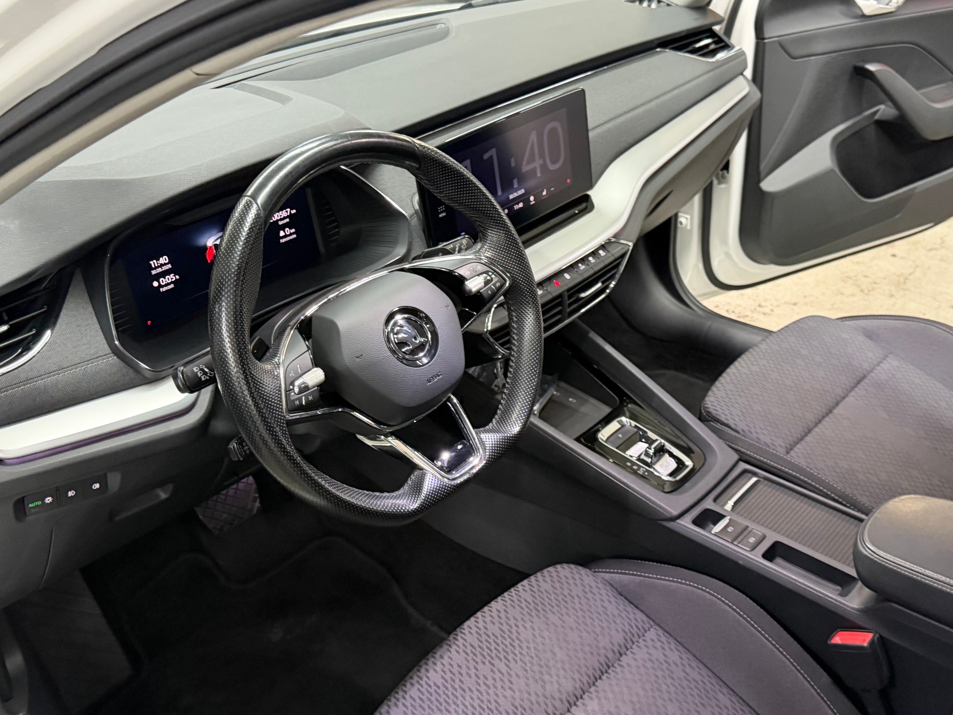 SKODA Octavia Combi 2.0 TDI DSG Style-image-12