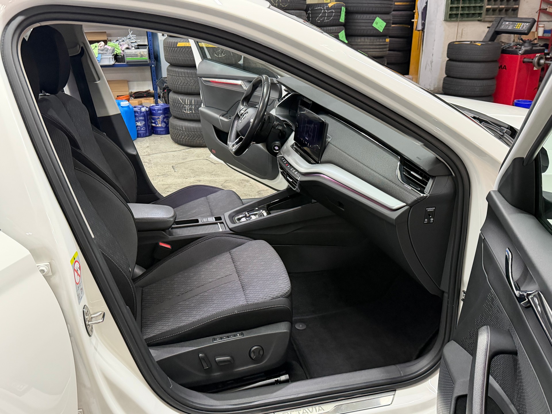 SKODA Octavia Combi 2.0 TDI DSG Style-image-6