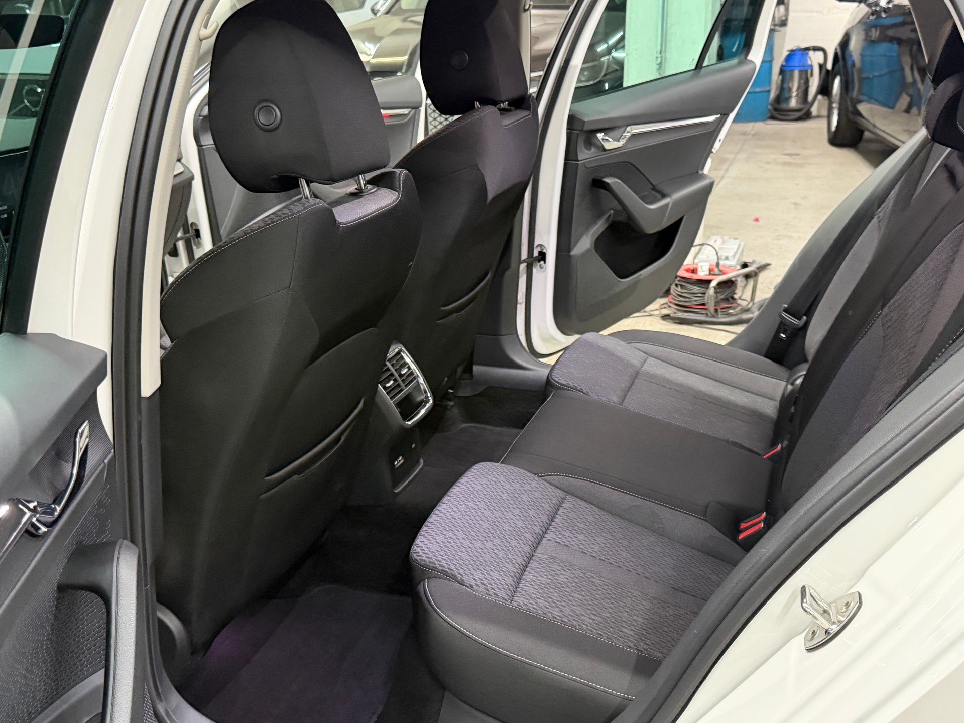 SKODA Octavia Combi 2.0 TDI DSG Style-image-11