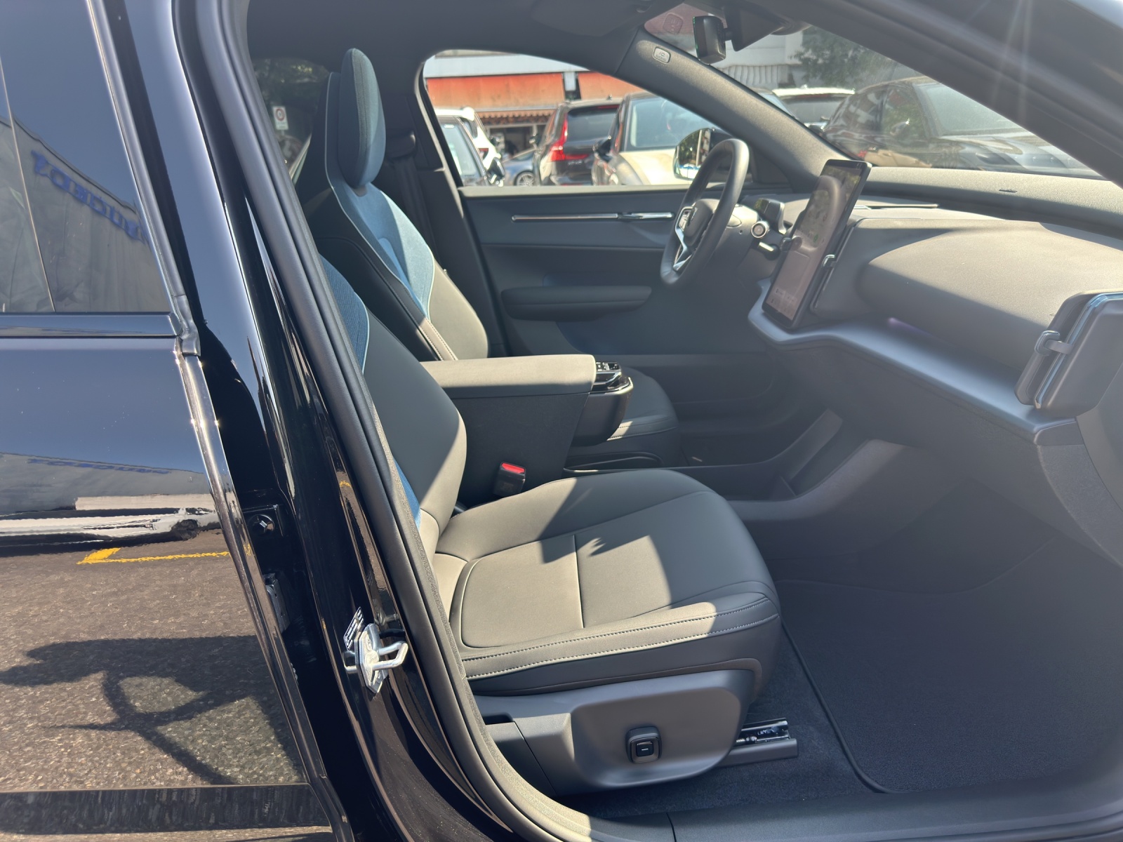 VOLVO EX30 Cross Country P8 69 kWh AWD Plus-image-18