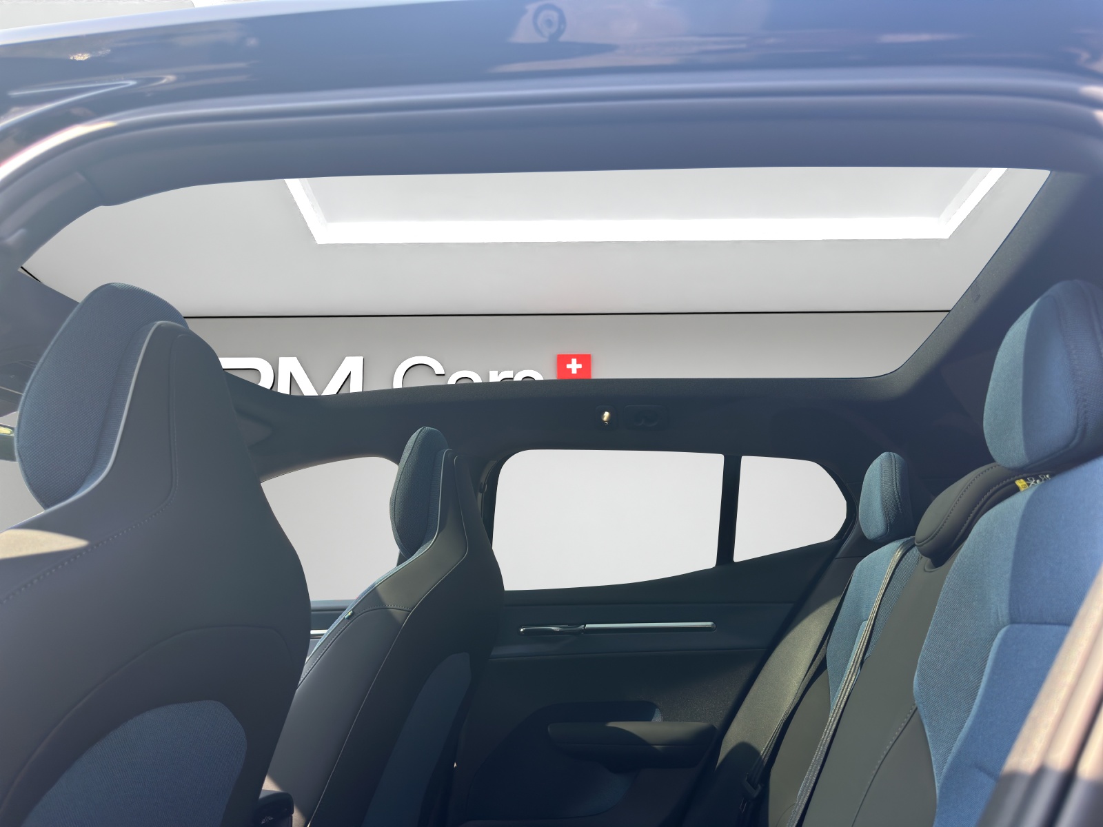 VOLVO EX30 Cross Country P8 69 kWh AWD Plus-image-14