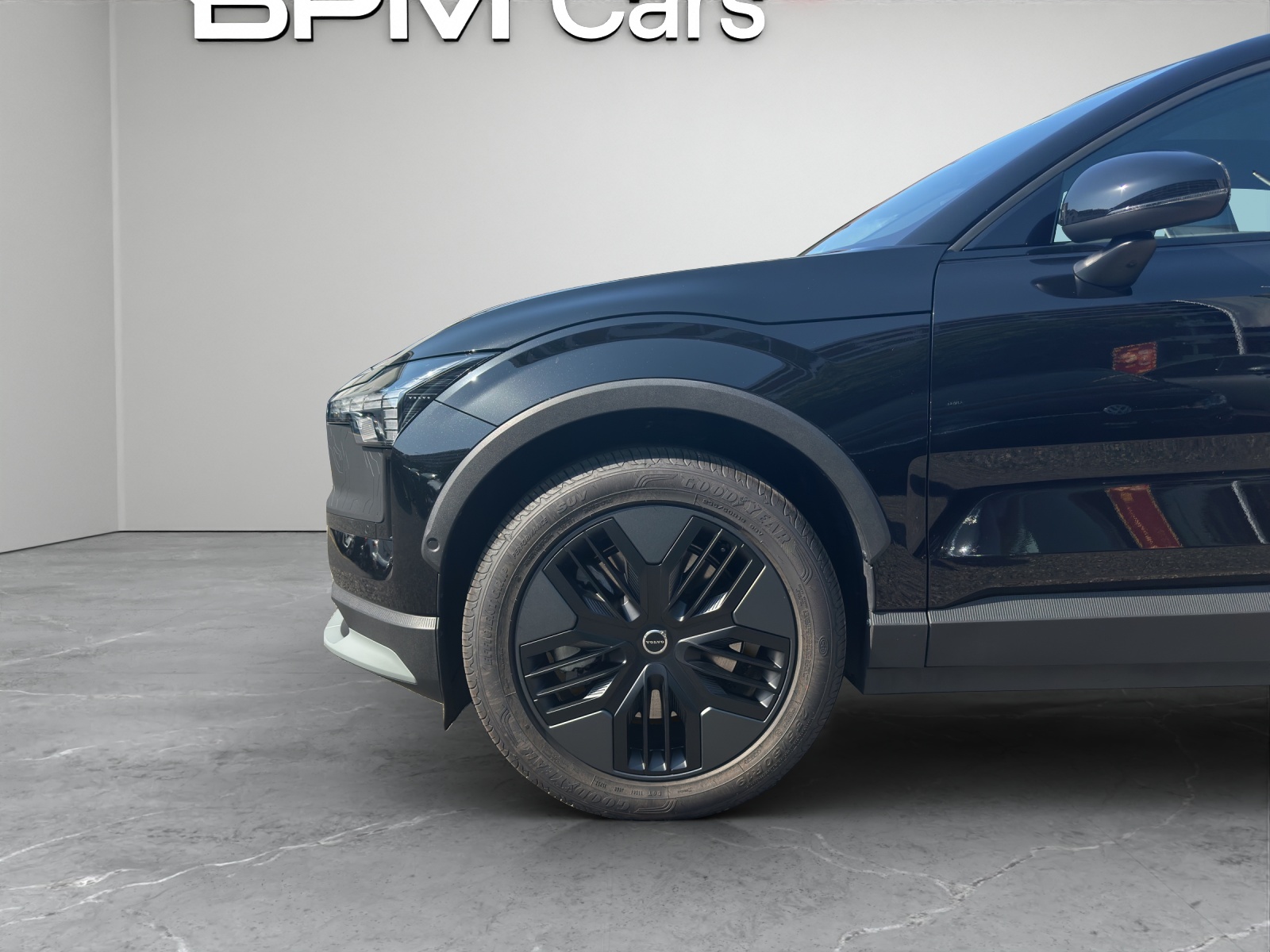 VOLVO EX30 Cross Country P8 69 kWh AWD Plus-image-4