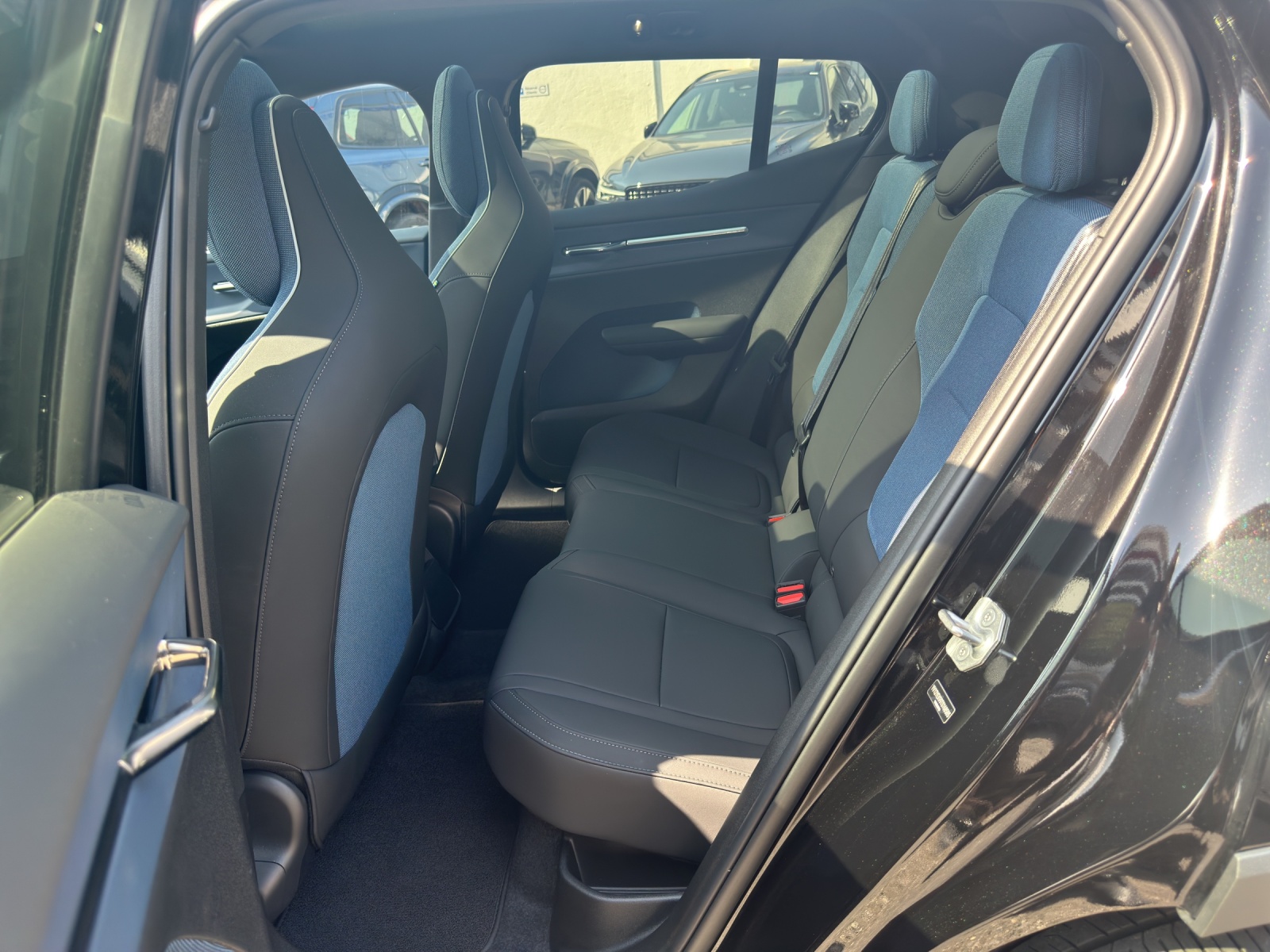 VOLVO EX30 Cross Country P8 69 kWh AWD Plus-image-19