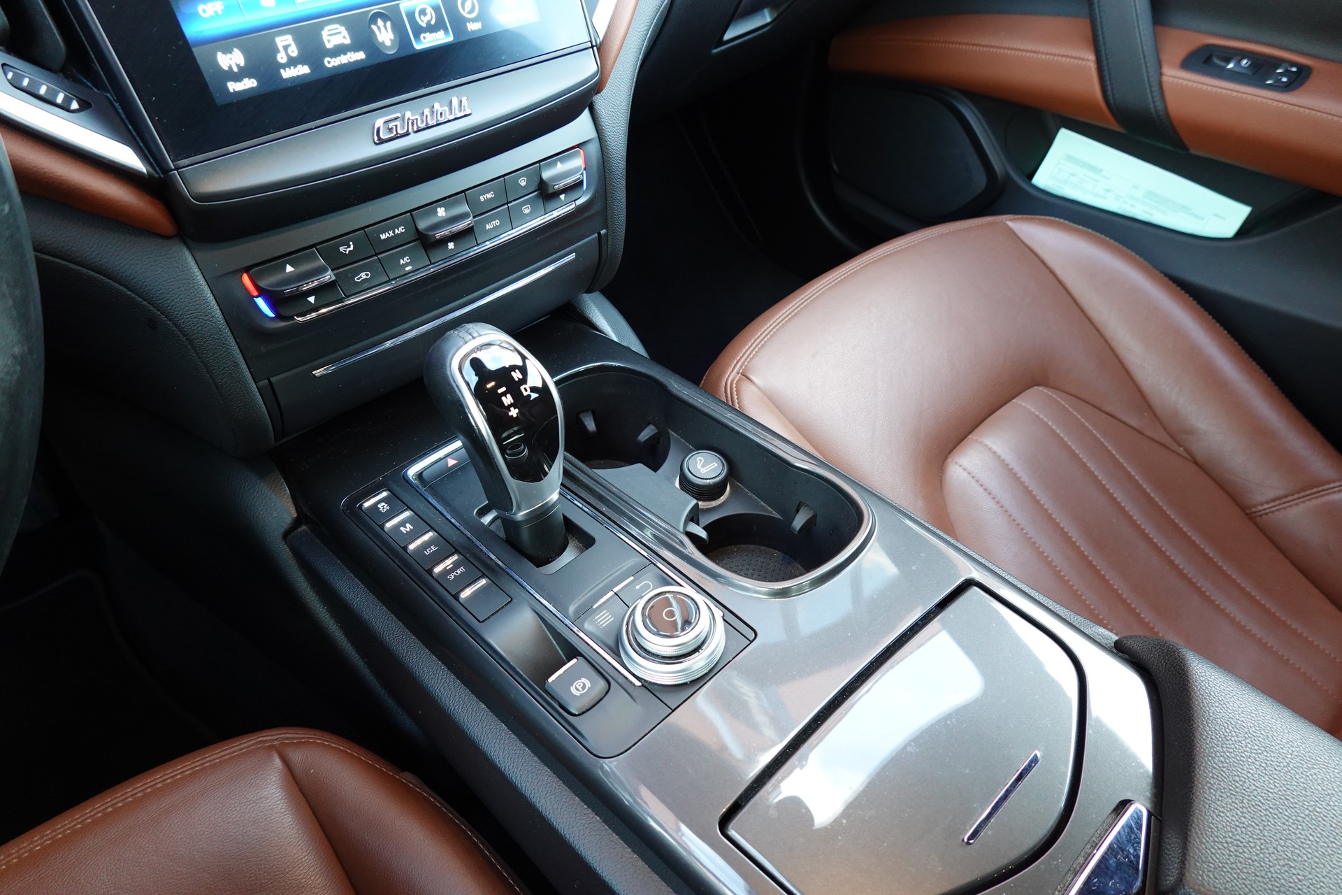 MASERATI Ghibli 3.0 V6 "* CH Auto * Tempomat * Camera recul * Sièges Electriques/mémoire * GPS * Phares LED * 8 Roues *"-image-15