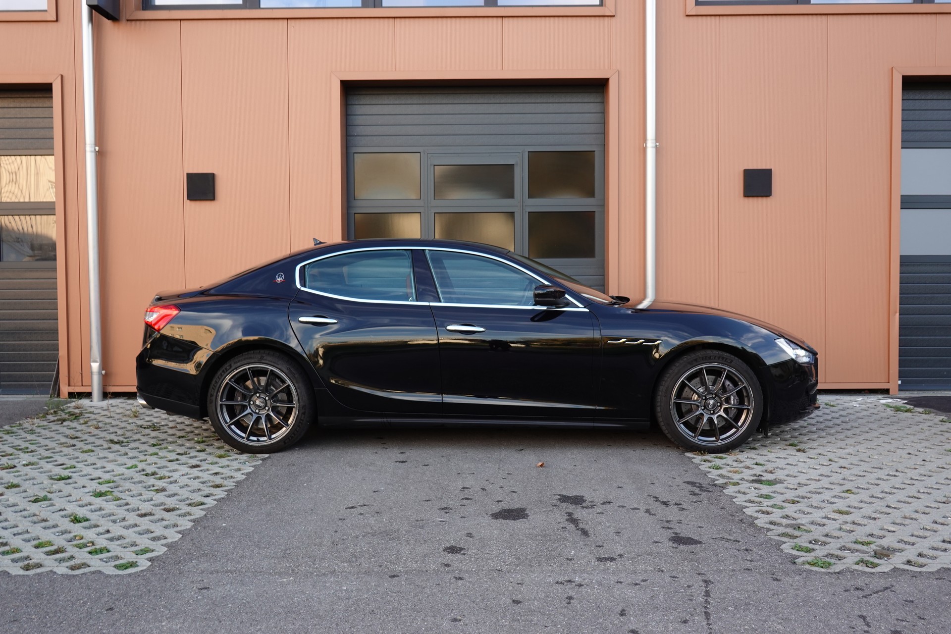 MASERATI Ghibli 3.0 V6 "* CH Auto * Tempomat * Camera recul * Sièges Electriques/mémoire * GPS * Phares LED * 8 Roues *"-image-3