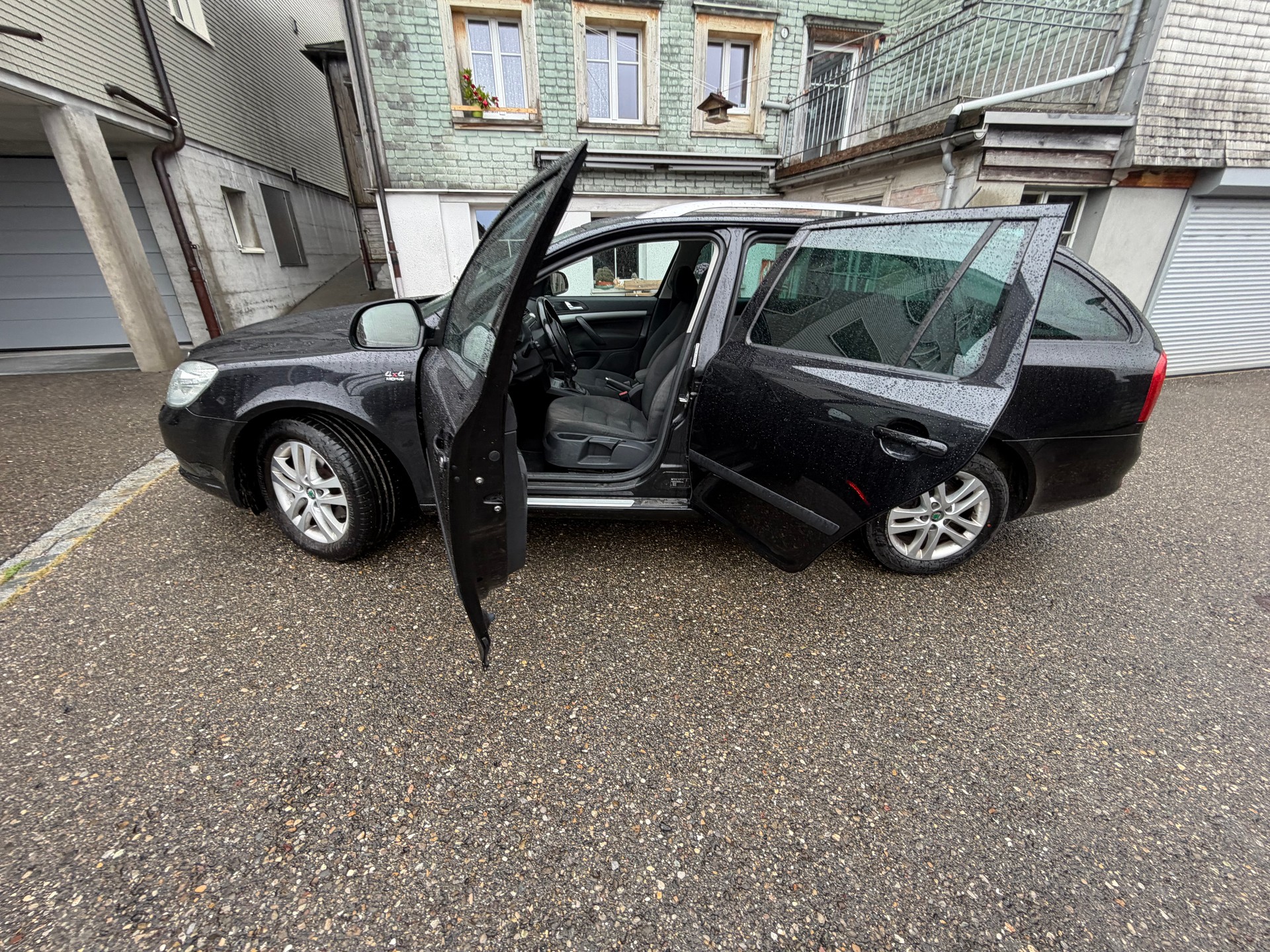 SKODA Octavia Combi 1.6 TDI Twenty20 4x4-image-8