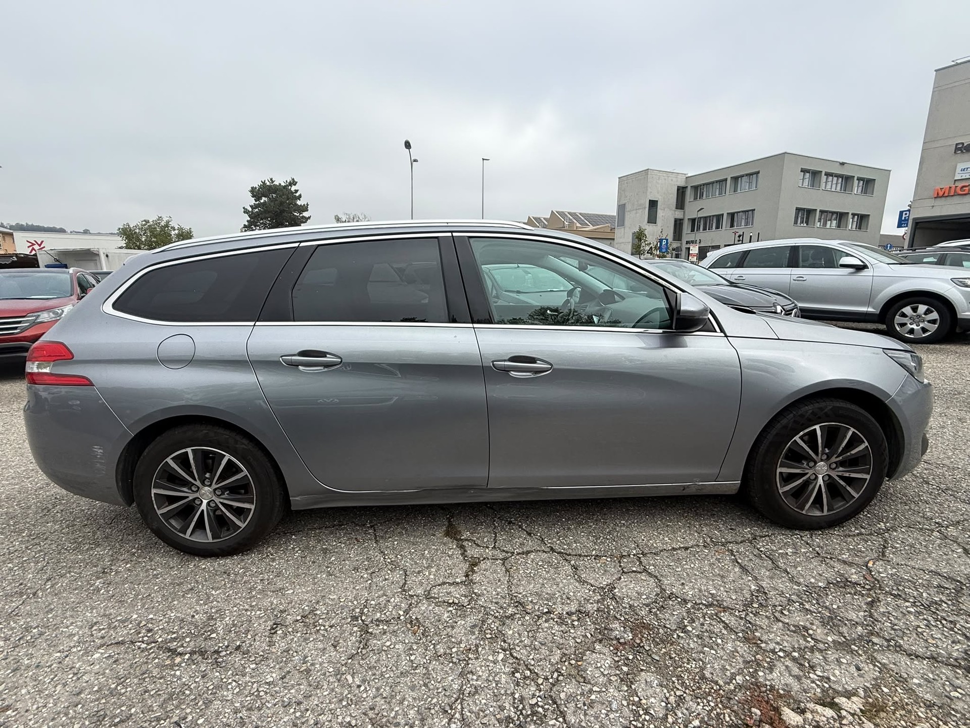 PEUGEOT 308 SW 1.2 THP Active Automatic-image-2