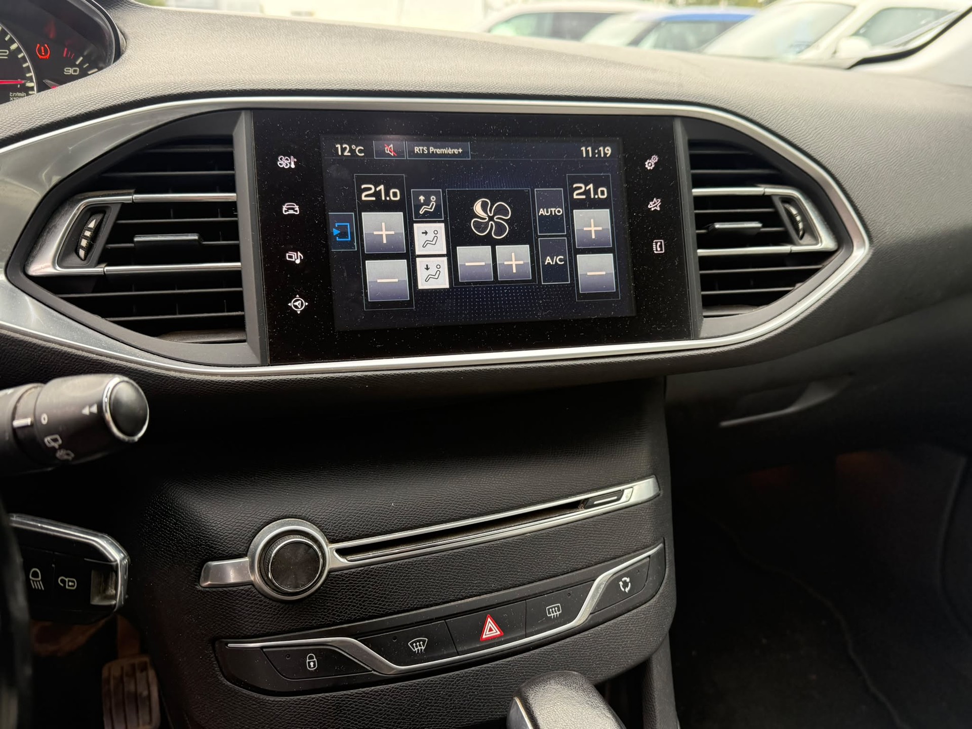 PEUGEOT 308 SW 1.2 THP Active Automatic-image-9