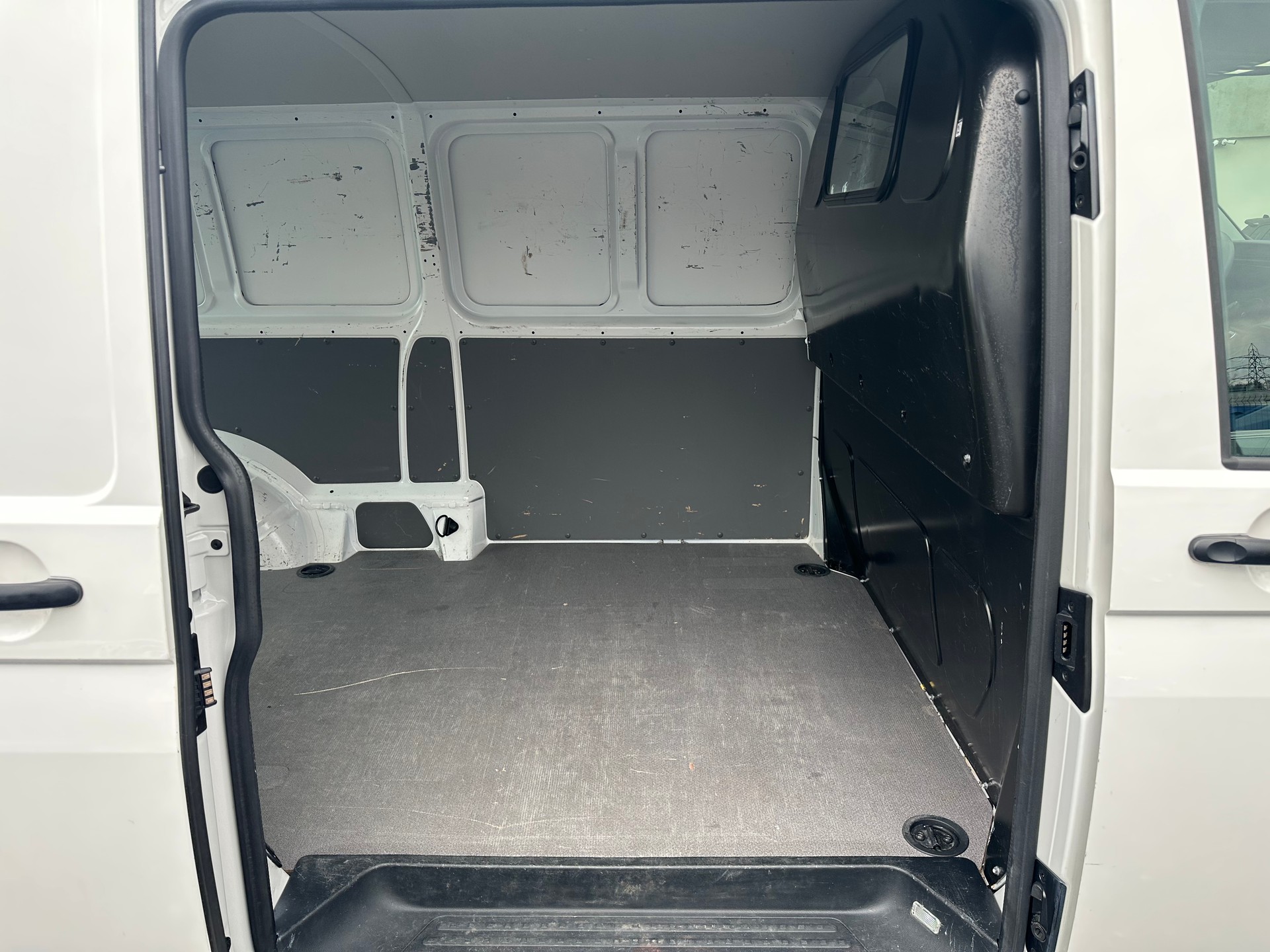 VW T6.1 2.0 TDI Entry-image-7