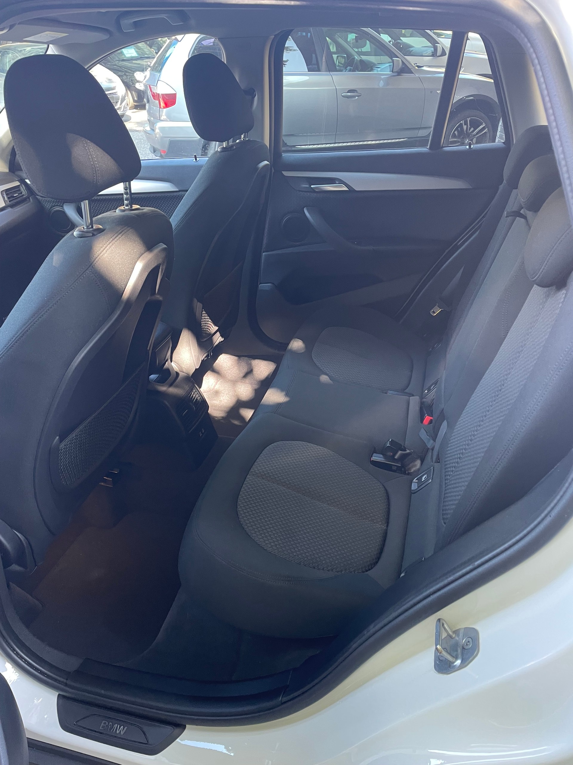 BMW X1 xDrive 18d Essential Edition Steptronic-image-8