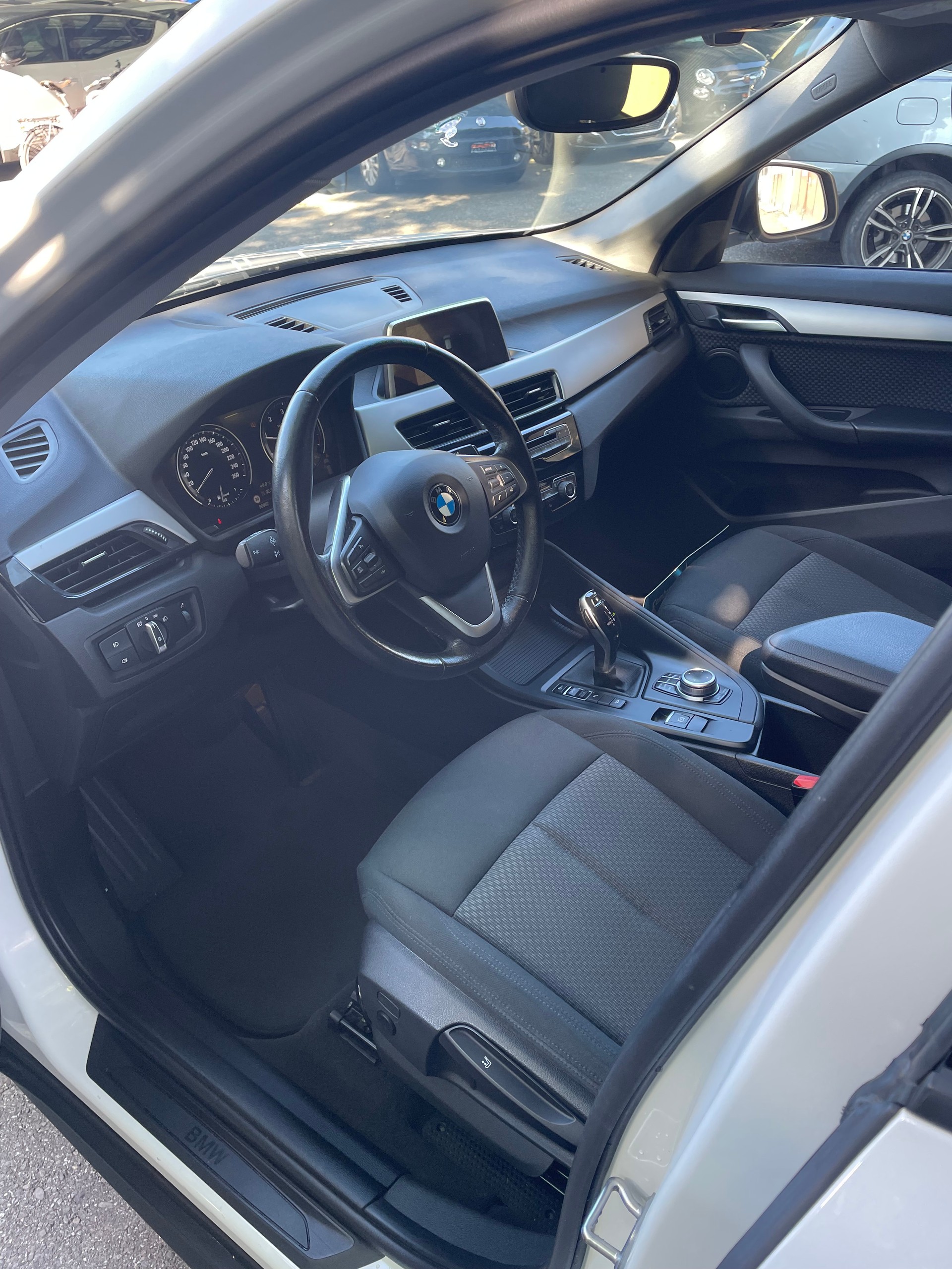 BMW X1 xDrive 18d Essential Edition Steptronic-image-6