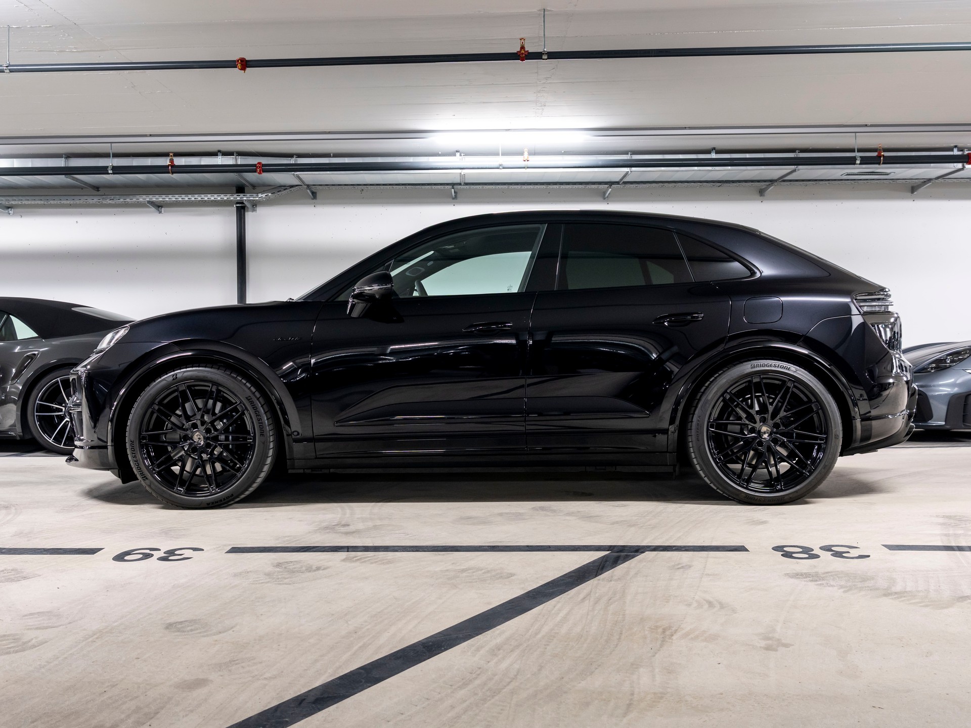 PORSCHE Macan Turbo 100kWh-image-1