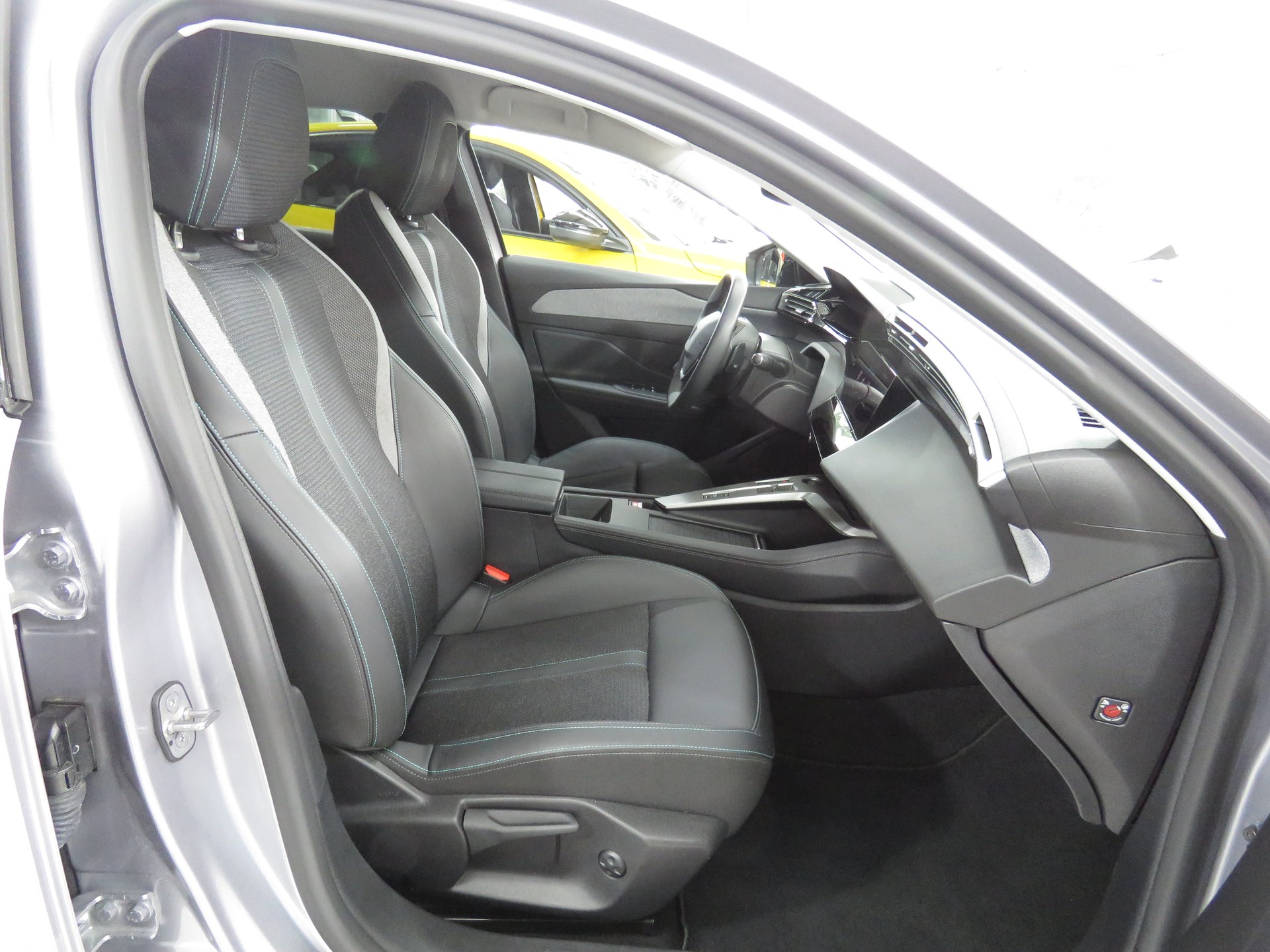 PEUGEOT 308 1.2 Pure Tech Allure Pack EAT8 (Automat)-image-11