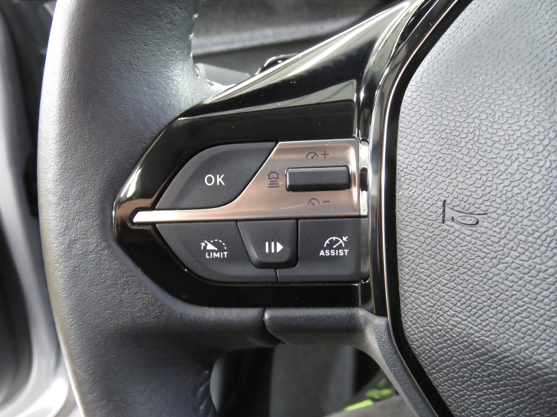 PEUGEOT 308 1.2 Pure Tech Allure Pack EAT8 (Automat)-image-19