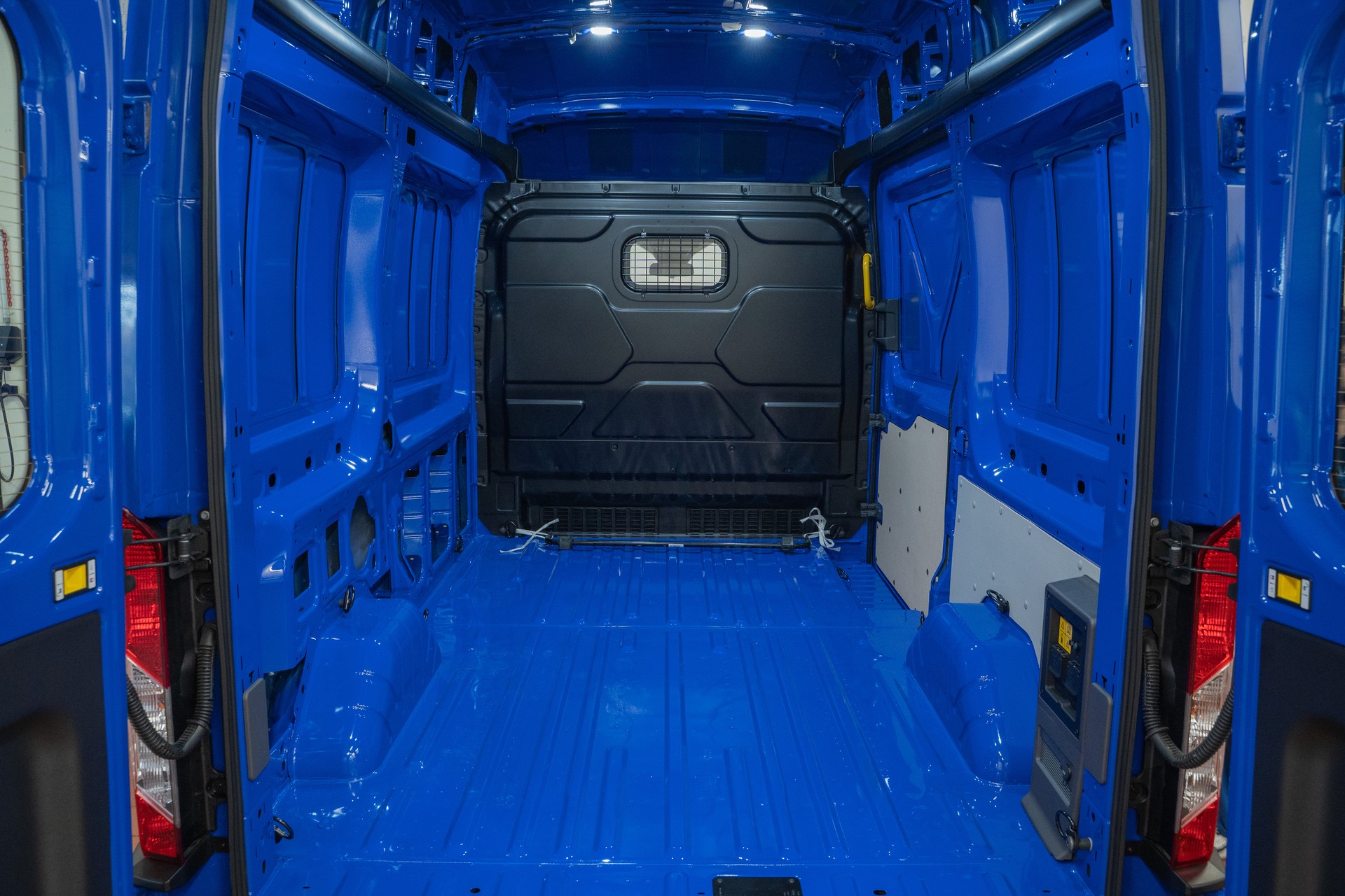 FORD E-Transit Van 390 L2H2 68kWh Trend-image-4
