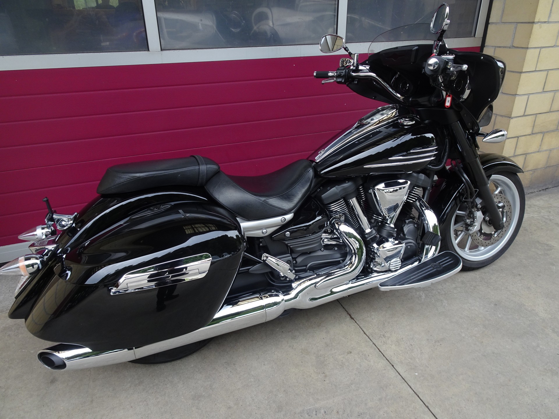 YAMAHA XV 1900 A Midnight Star-showroom-element-3
