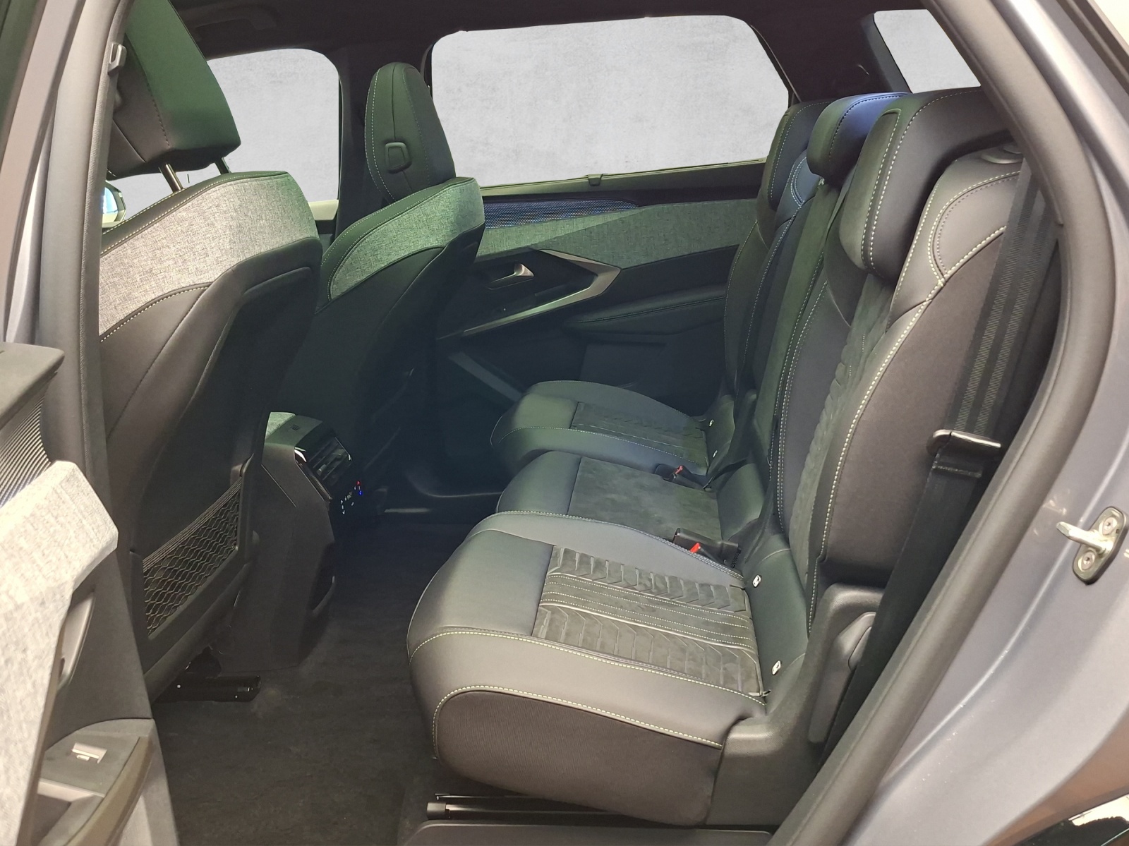 PEUGEOT 5008 e-Launch Edition AWD 73kWh-image-11