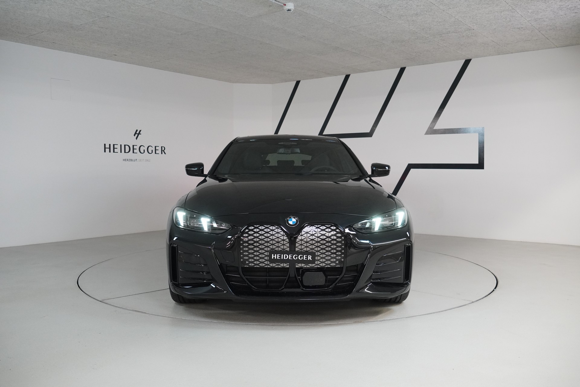 BMW i4 xDrive 40 M Sport Pro-image-1