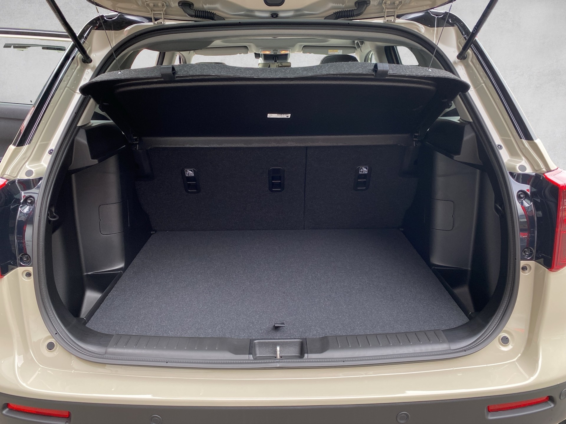 SUZUKI Vitara 1.4 Boosterjet Black Edition Top 4x4 Hybrid Automatic-image-22