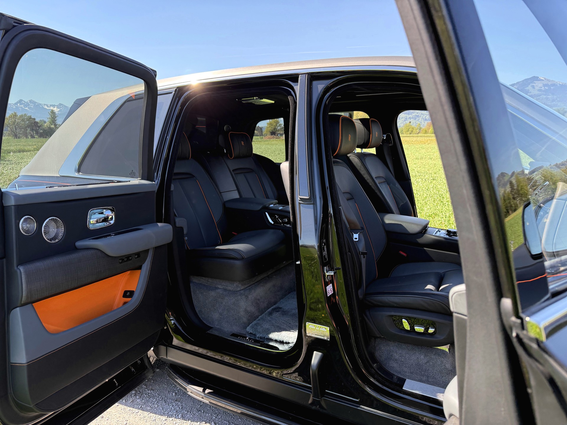ROLLS-ROYCE Cullinan 6.7 V12-showroom-element-3