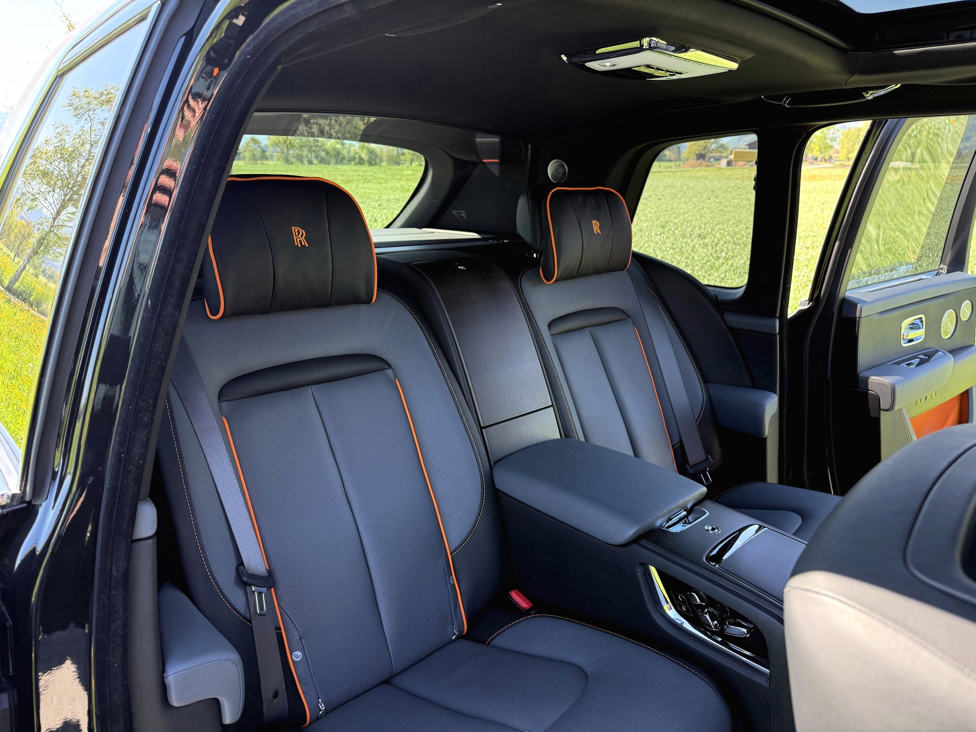 ROLLS-ROYCE Cullinan 6.7 V12-showroom-element-1