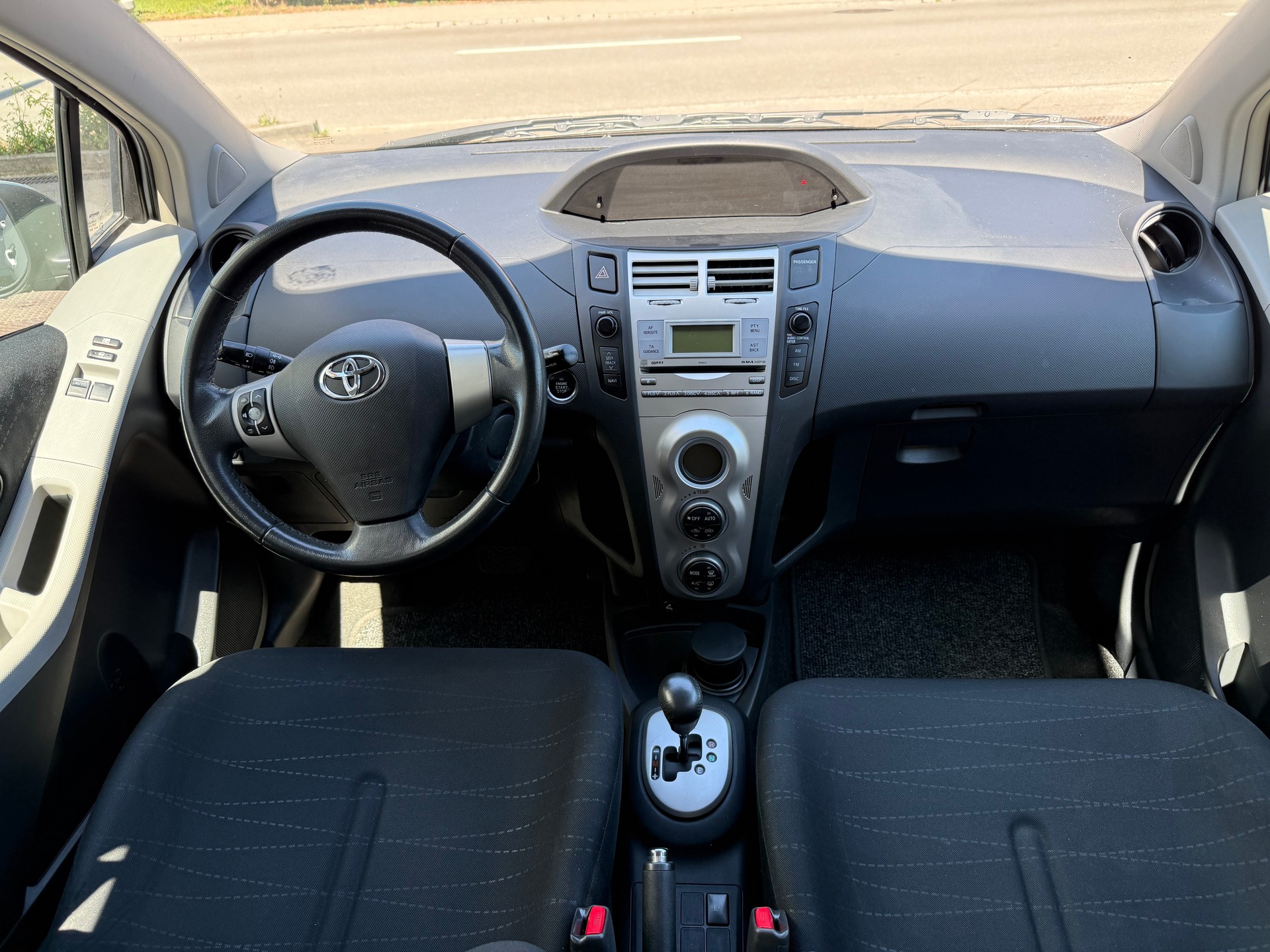 TOYOTA Yaris 1.3 Linea Luna-image-12